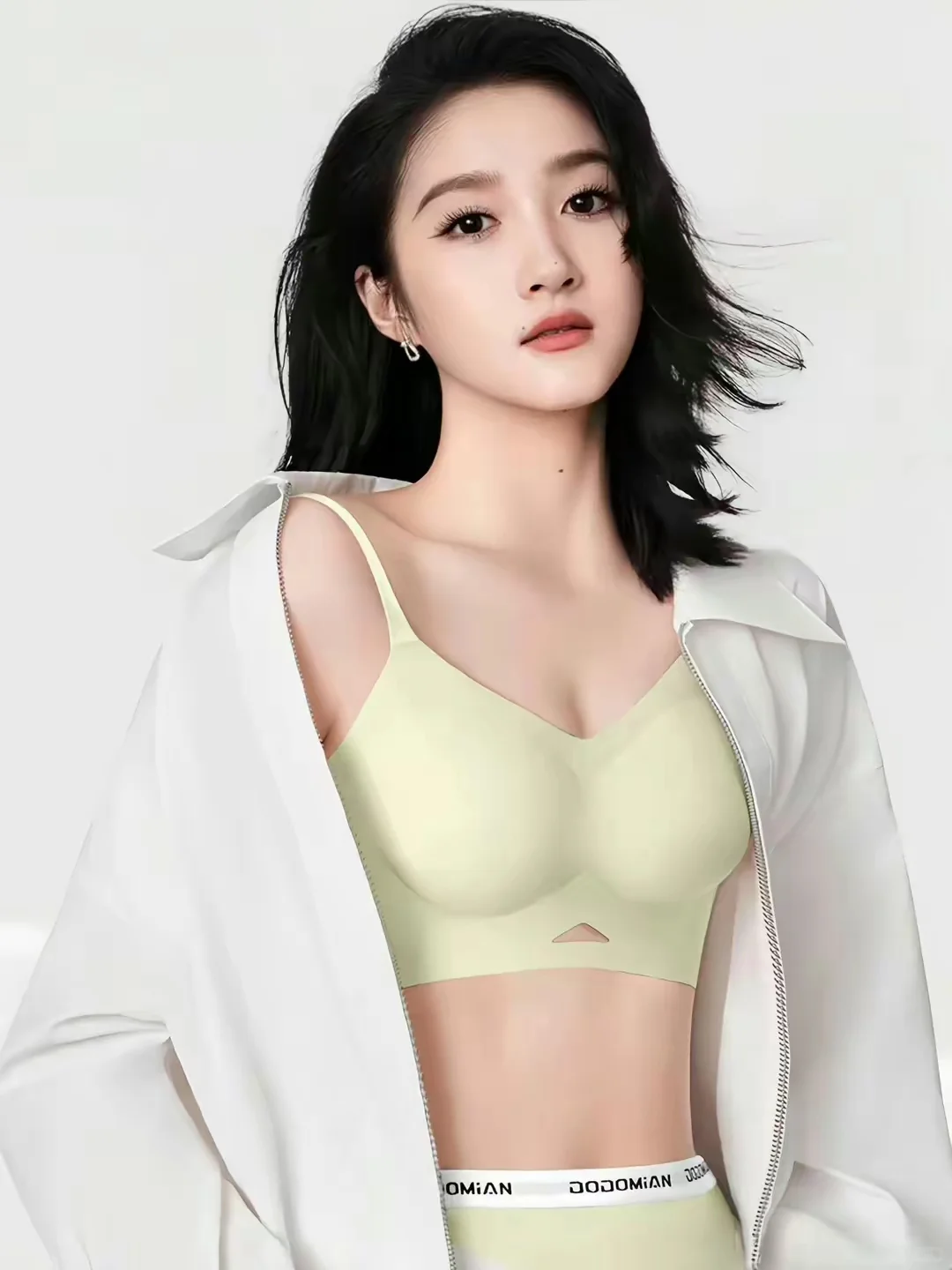 关晓彤:长发及腰，腿长及腰，胸哪去了？