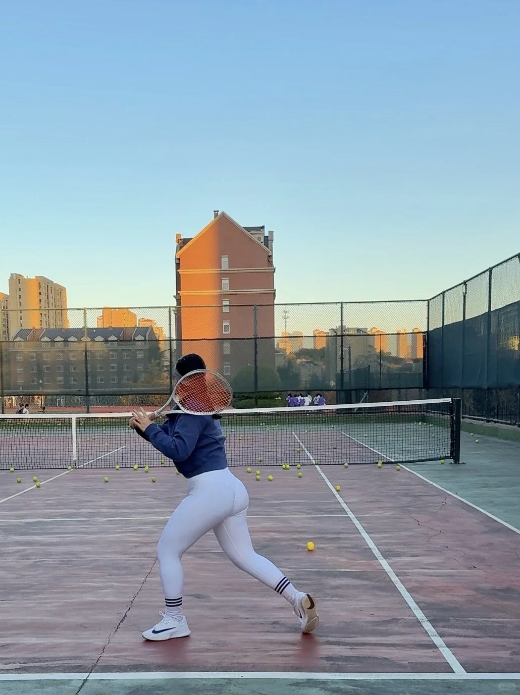 白色瑜伽裤也很适合打网球🎾