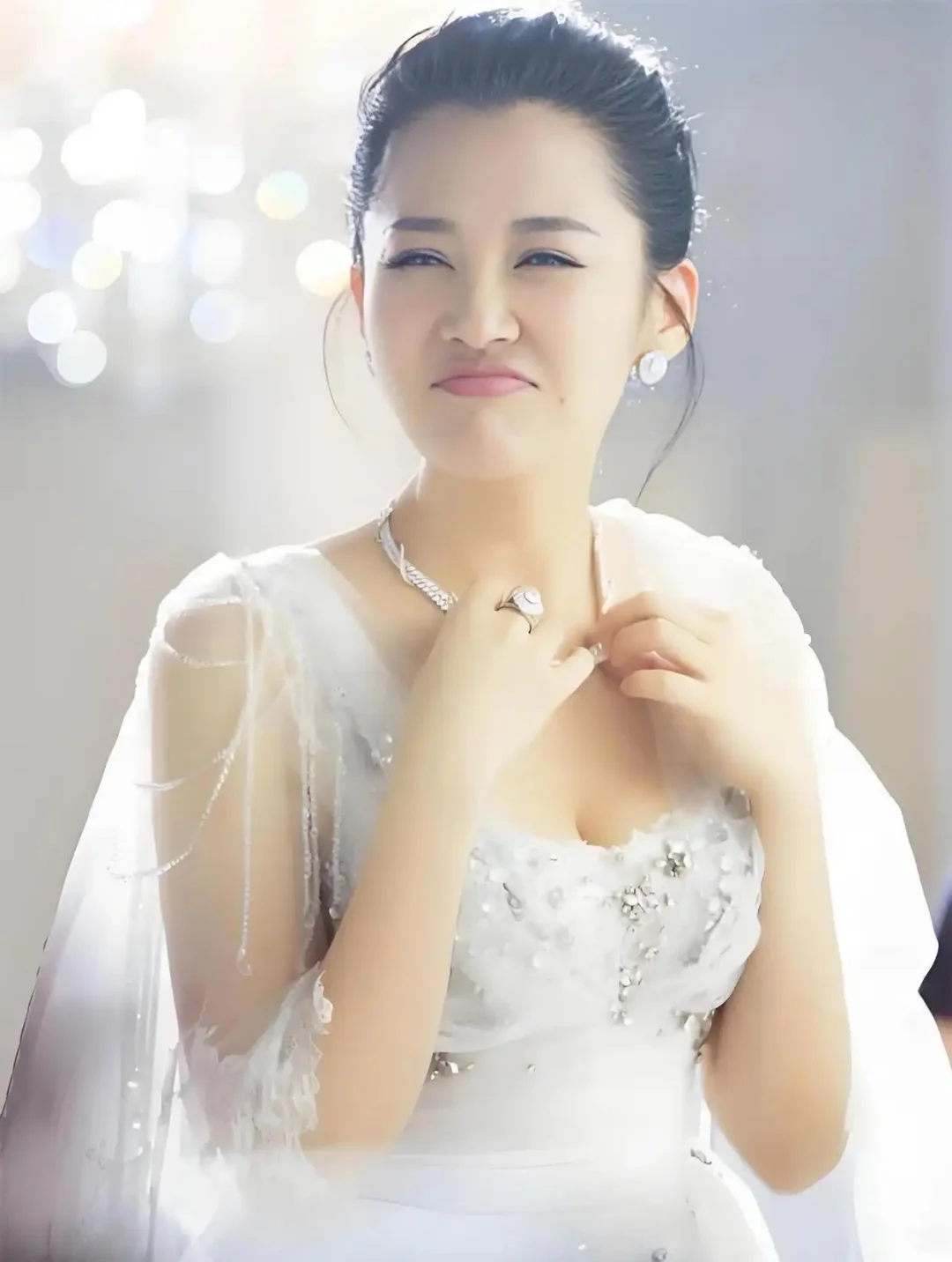 许晴是喝了「岁月暂停水」吧！🍷53岁美成行走