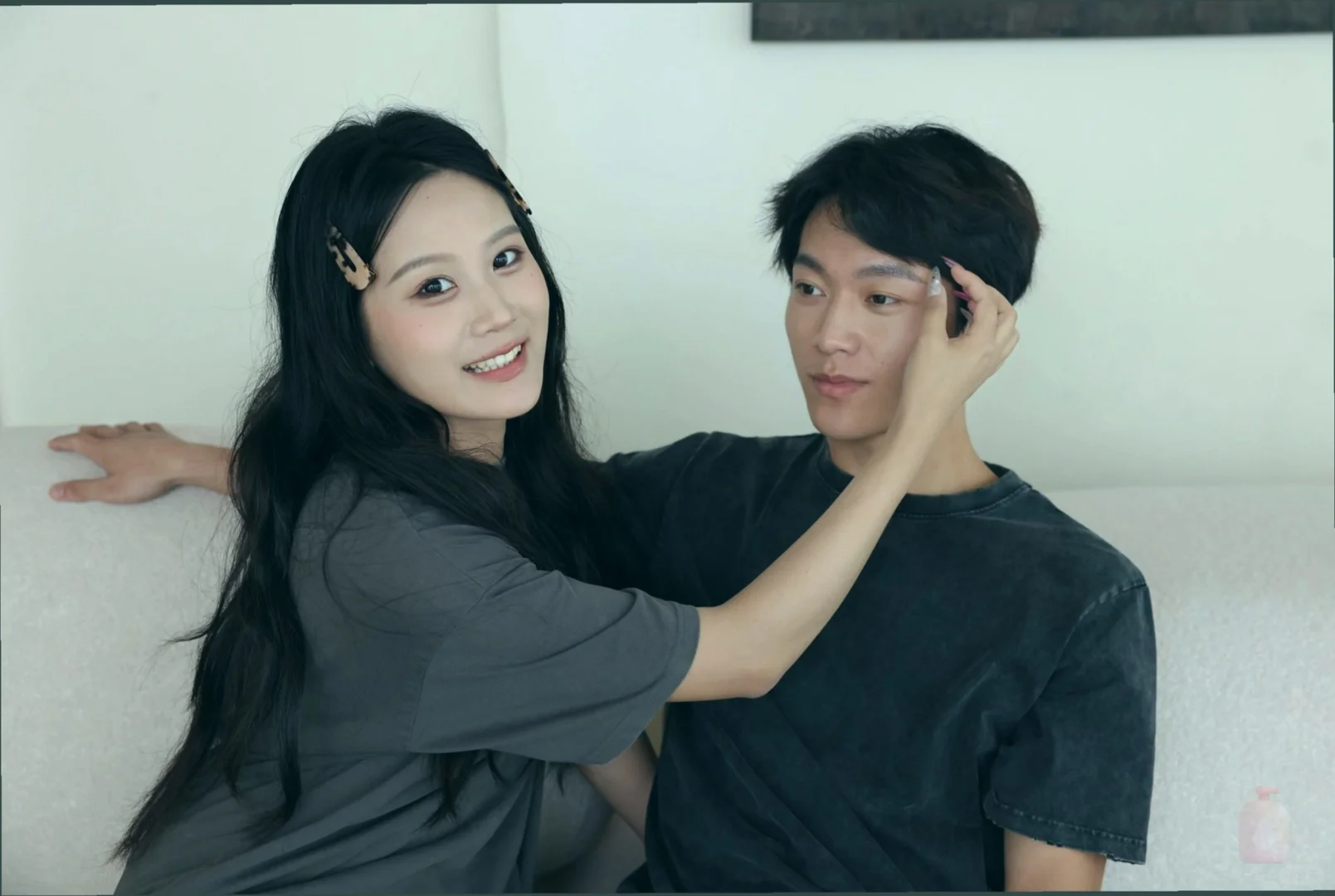 被女朋友拉着来做野生眉啦😜