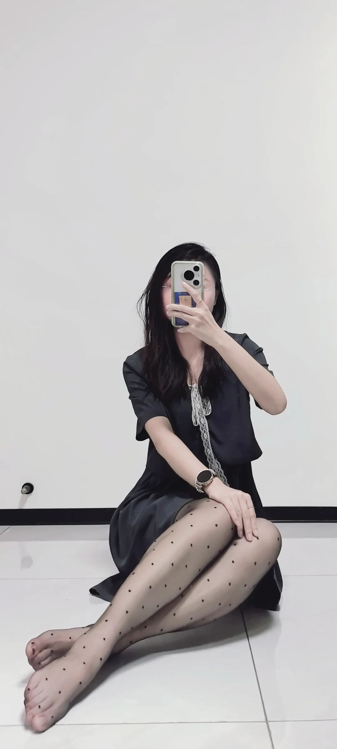 职场轻熟风｜灰调套装+波点丝袜的小心机