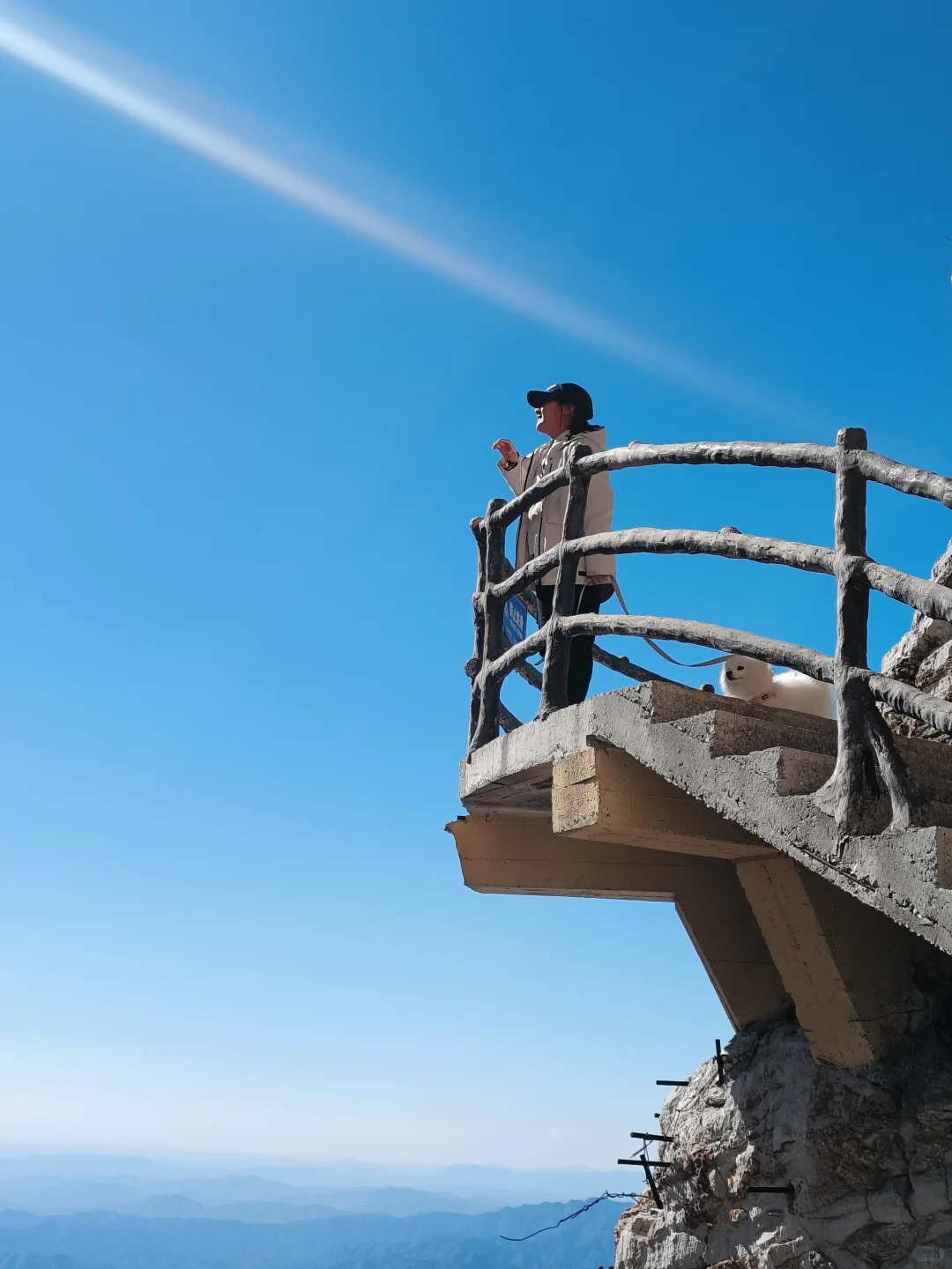 小博美征服白石山