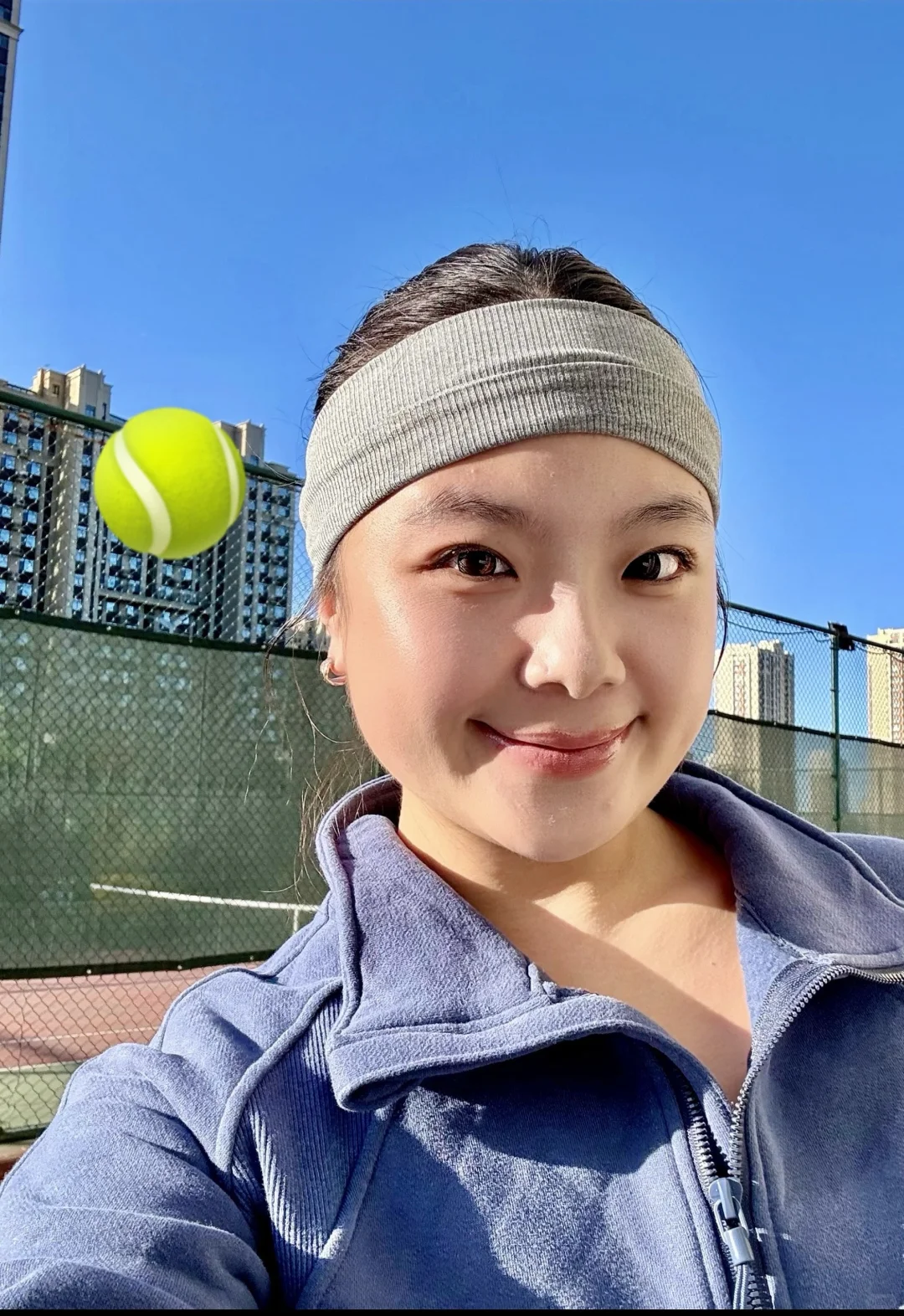白色瑜伽裤也很适合打网球🎾