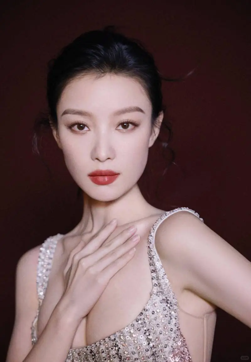 - 倪妮佝偻背影火了：卸下光环的真实，比精