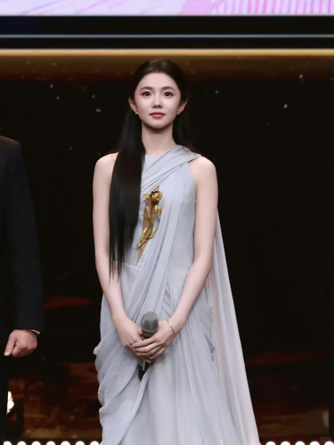 刘浩存 易碎感仙颜柔纱腰臀线