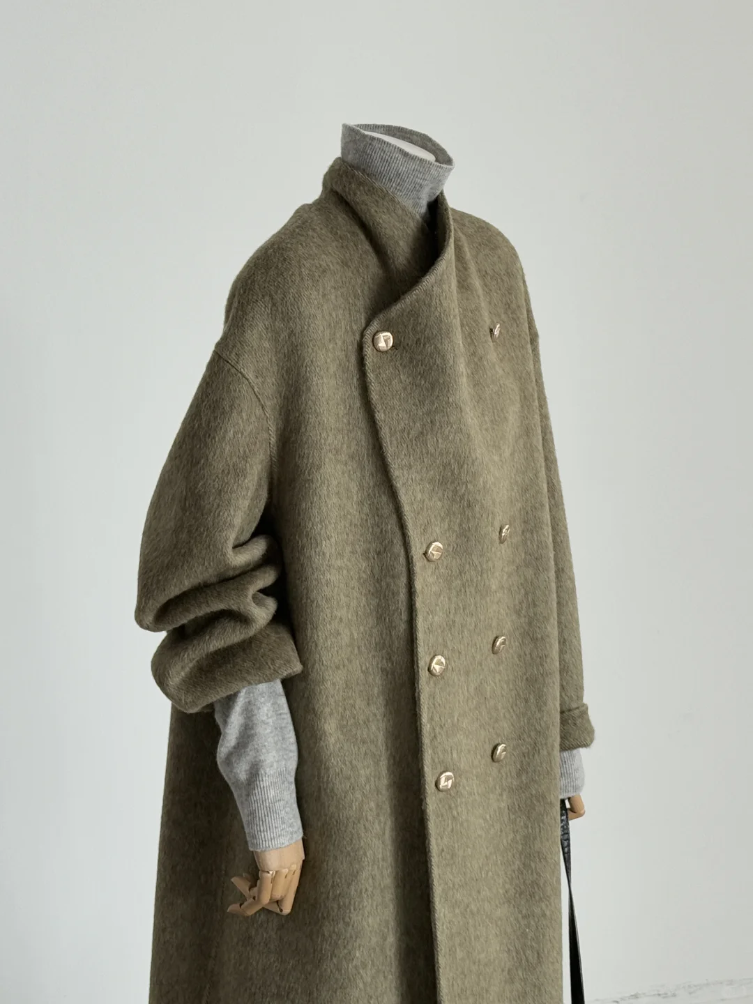 这件橄榄绿大衣的慵懒感~早八晚五很解压