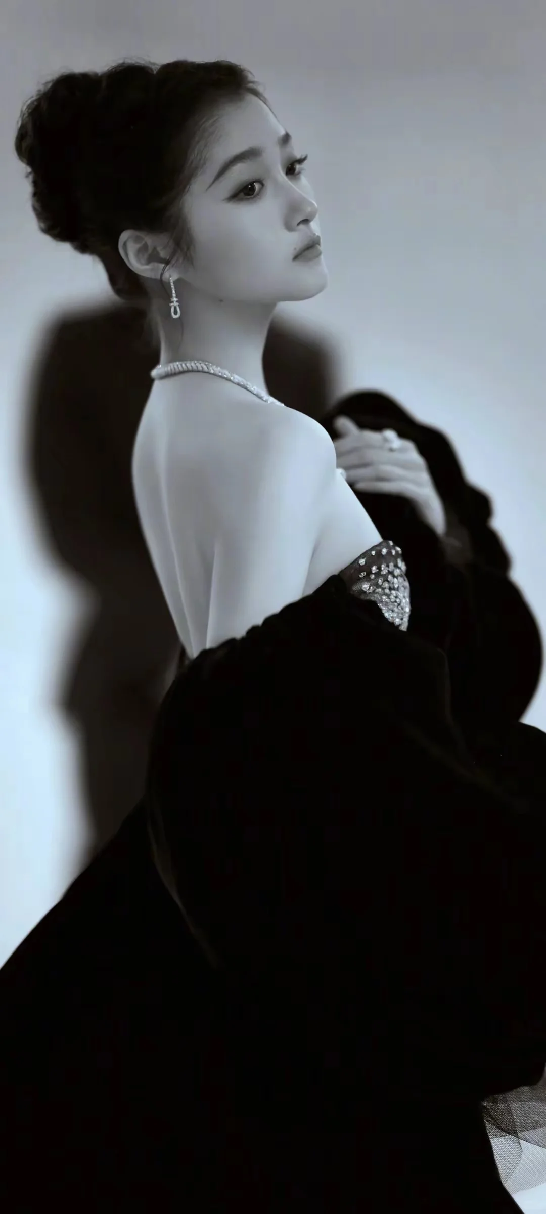 关晓彤:长发及腰，腿长及腰，胸哪去了？