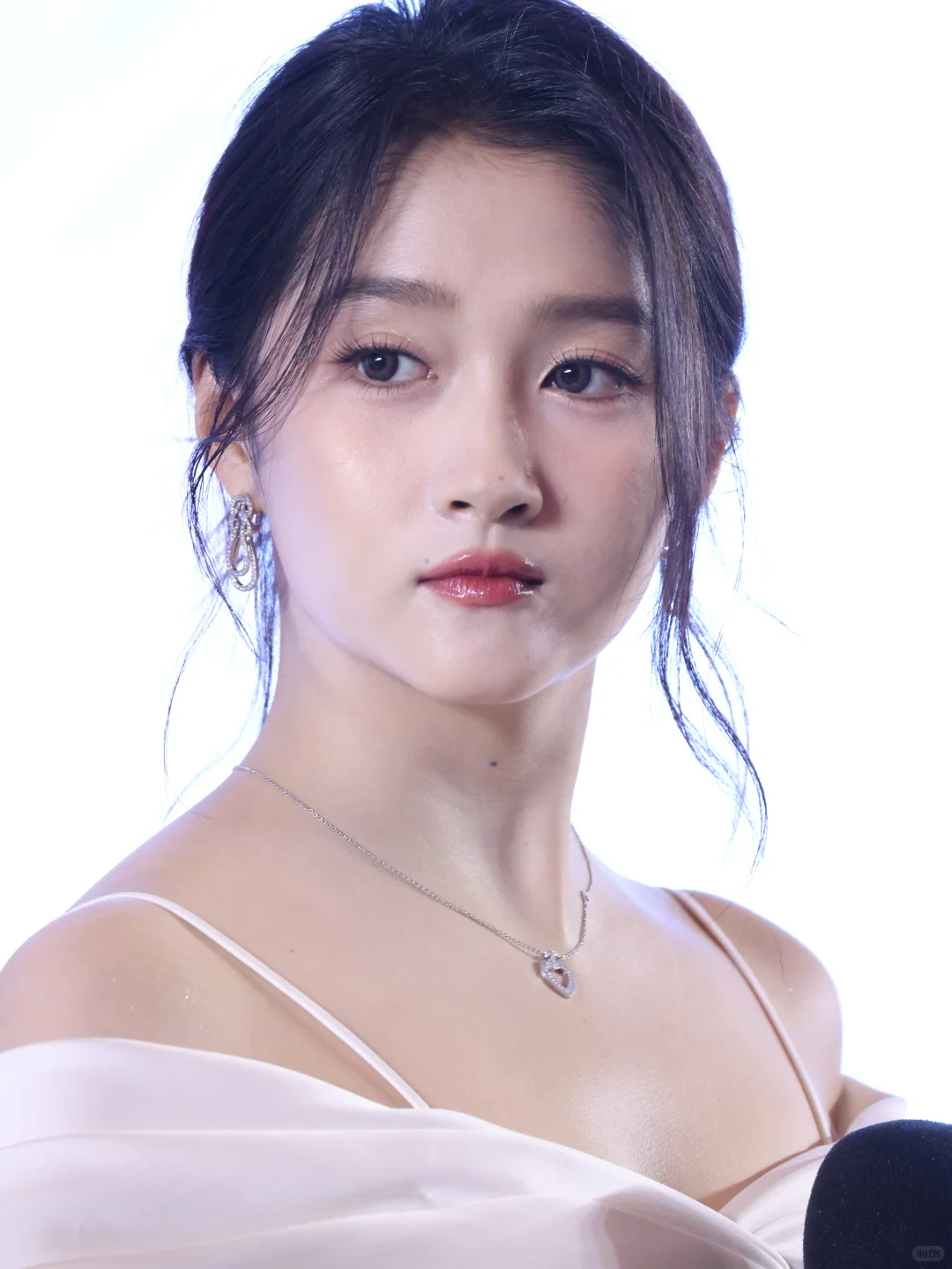 关晓彤活动生图，一字肩吊带裙身材比例惊人