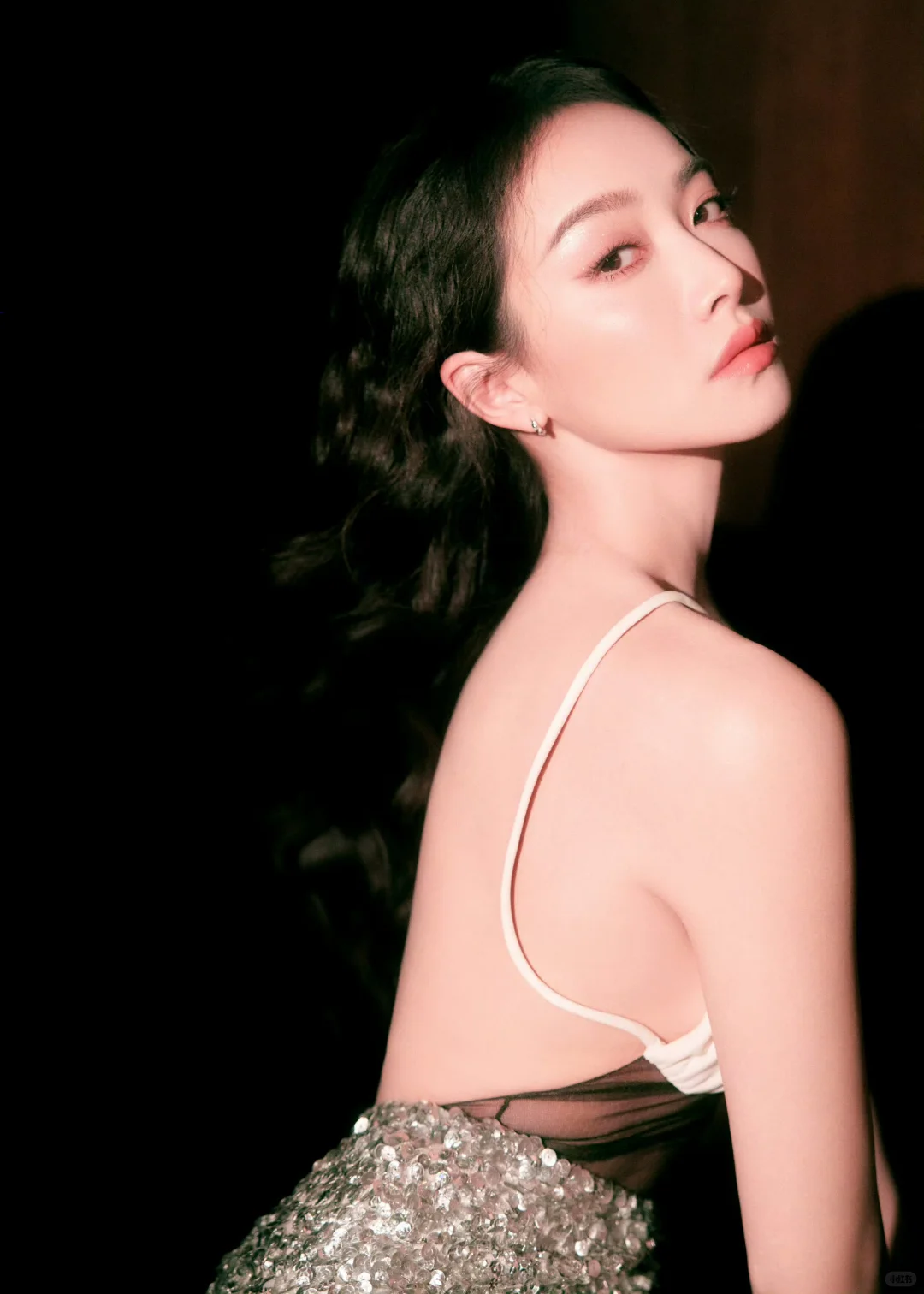 宋茜，LV 定制裙装也能穿的很有腔调！