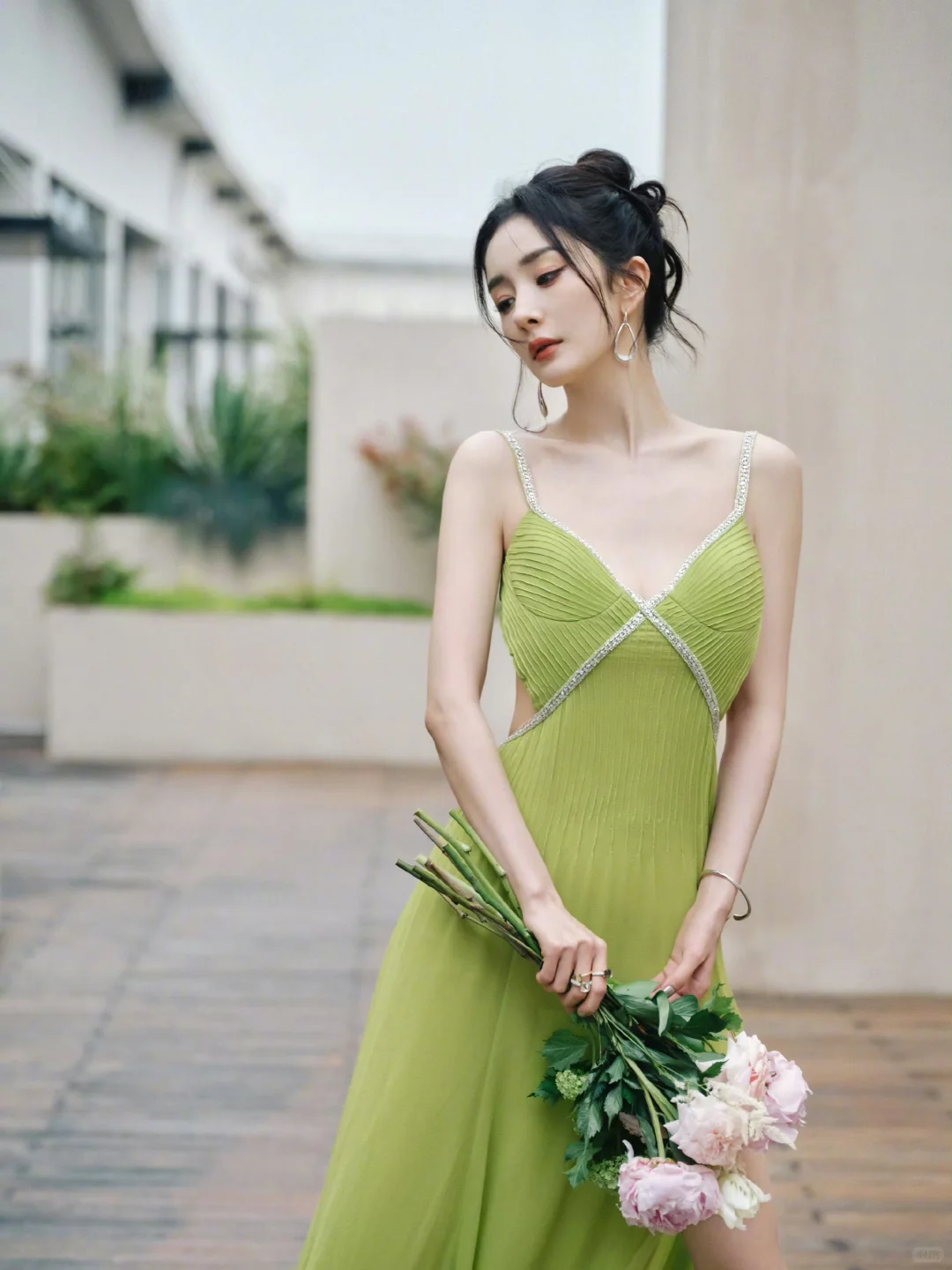 杨幂 美腰蝴蝶背 开衩大长腿