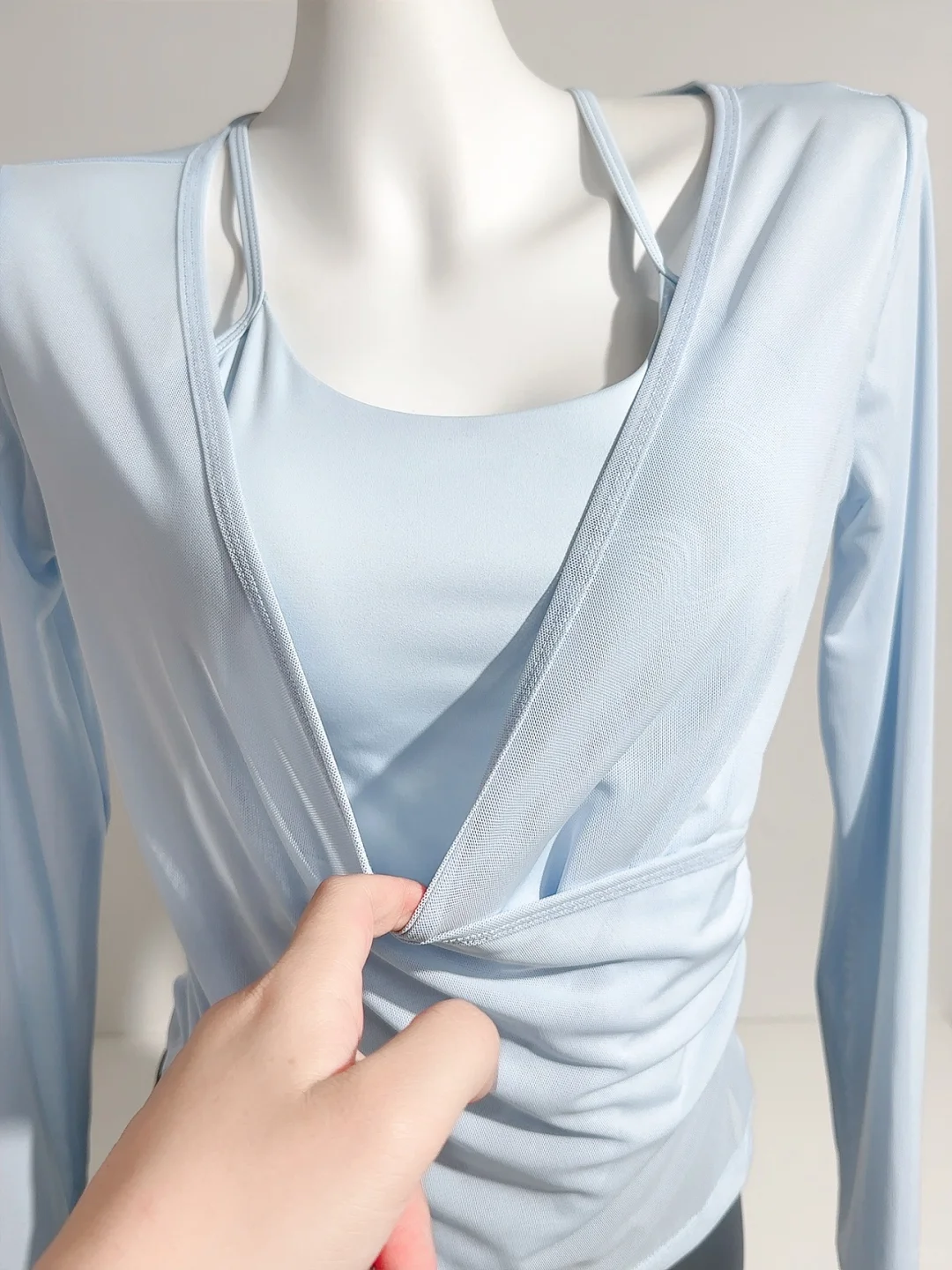 这件“小蛮腰罩衫吊带”直接把腰焊在最细