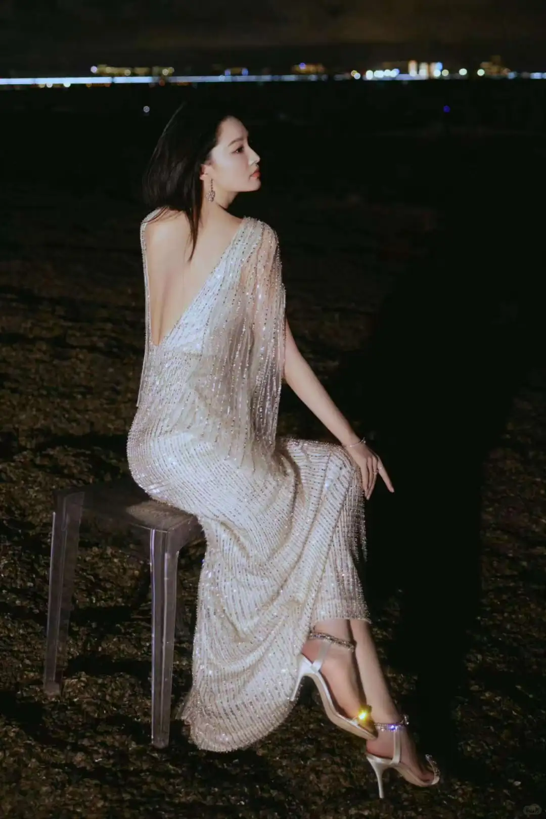 李沁 碎钻月光裙 开衩露美腿