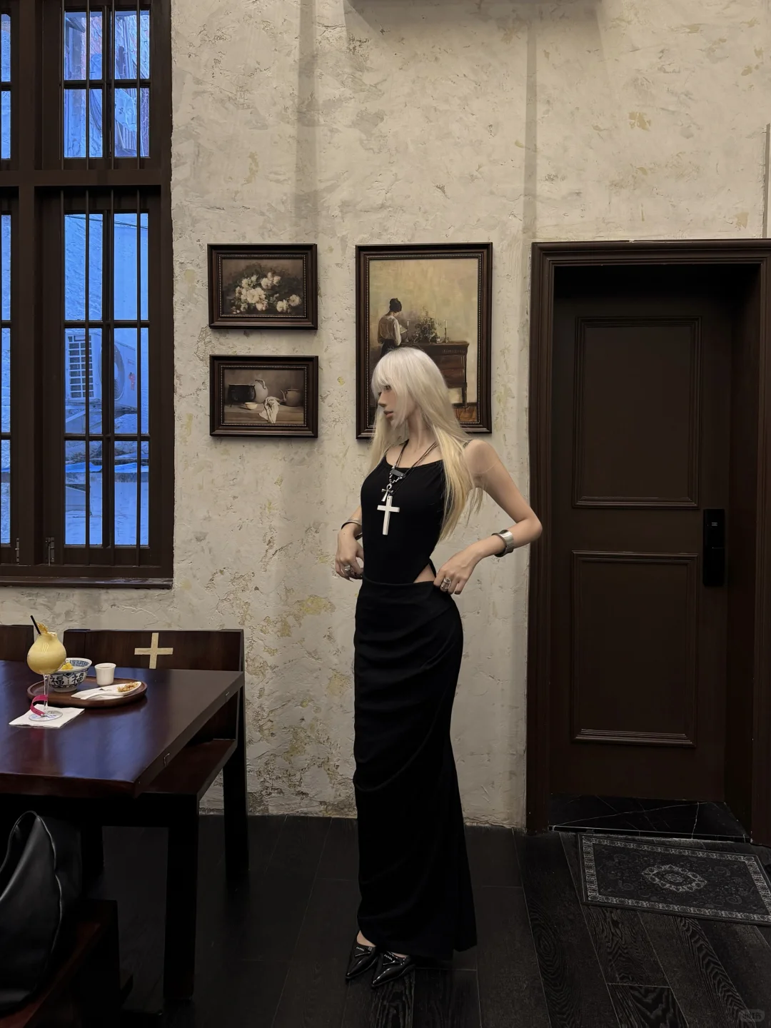 The backless dress of a pretty girl