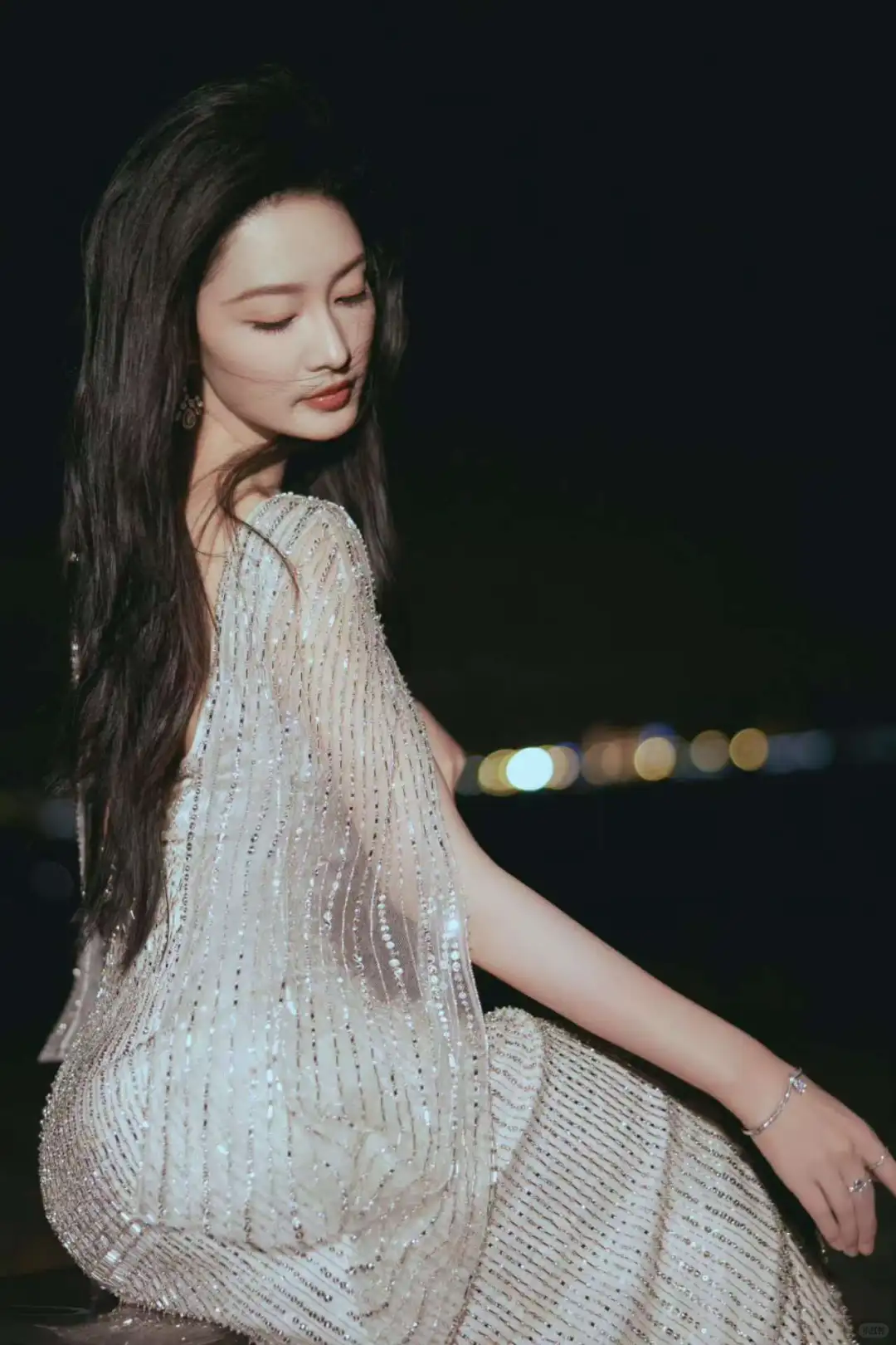 李沁 碎钻月光裙 开衩露美腿