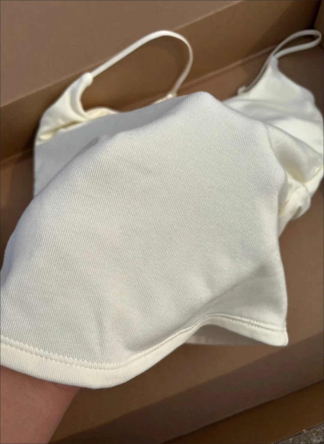 女大学生闲置自带胸垫吊带背心，直出