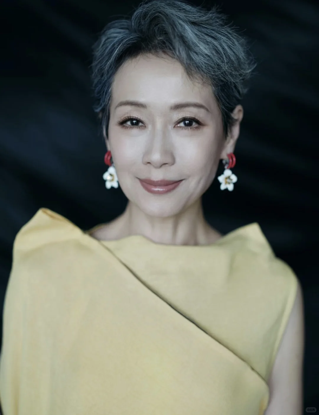 叶童：从许仙到乘风姐姐，62岁活成银发超模