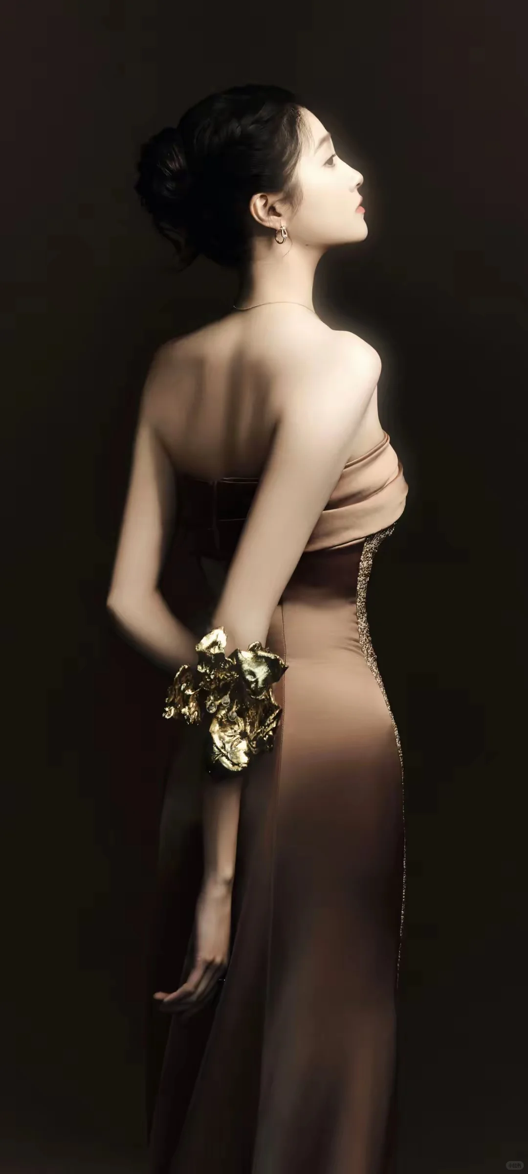 关晓彤:长发及腰，腿长及腰，胸哪去了？