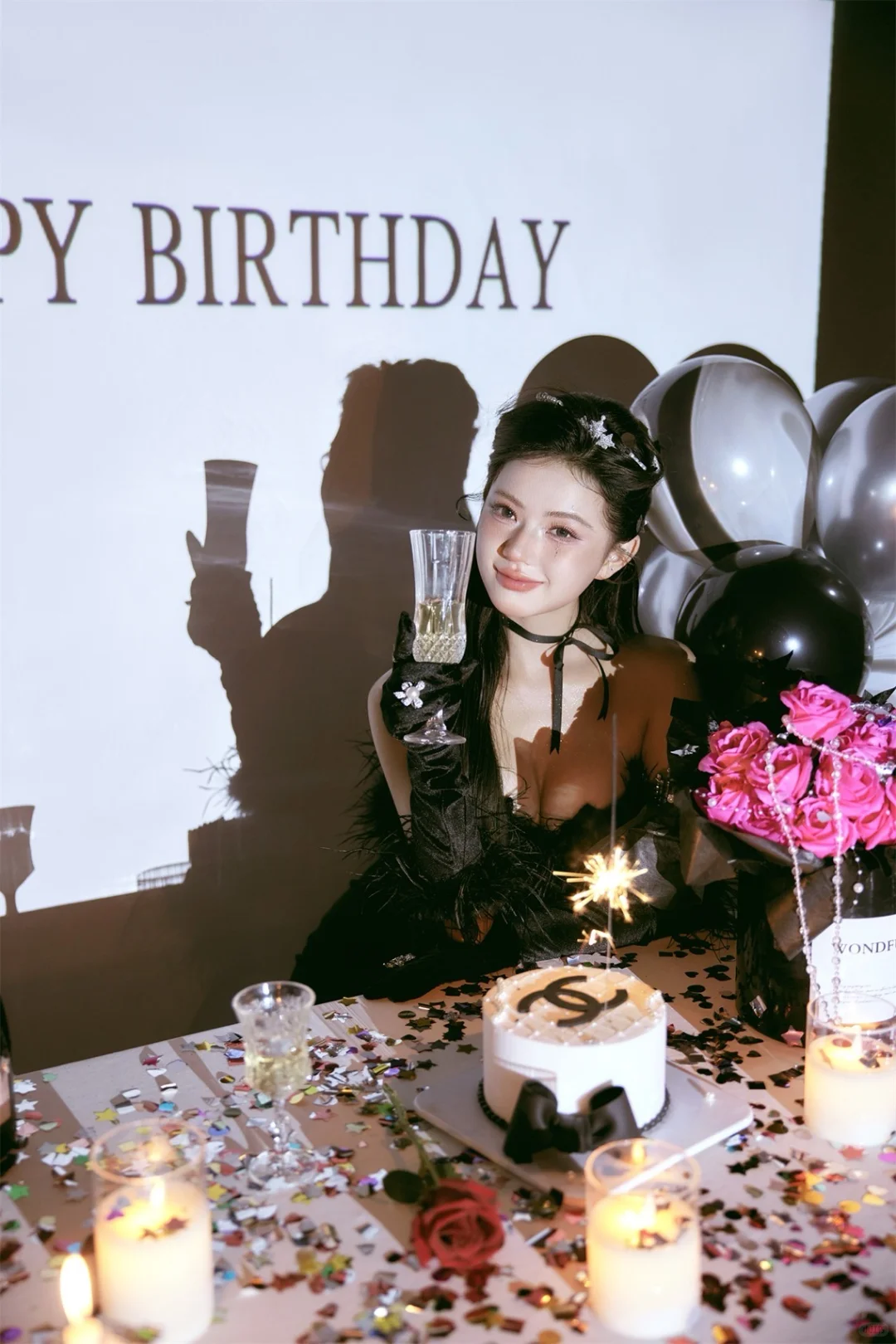 被爱包围的生日瞬间💫黑羽裙的仪式感太绝了