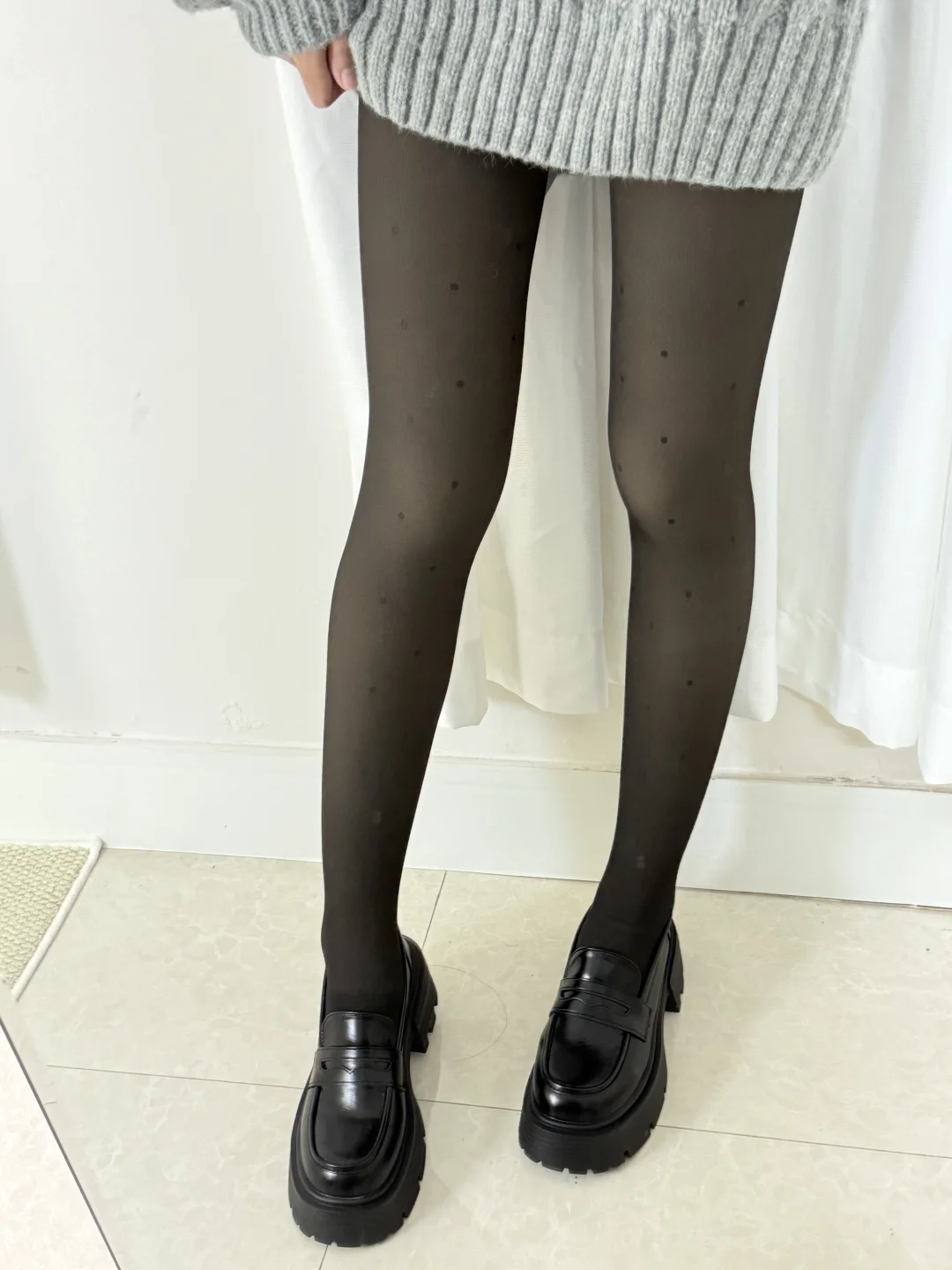 辣妹不惧寒冬！波点裤袜给我锁死！🔥