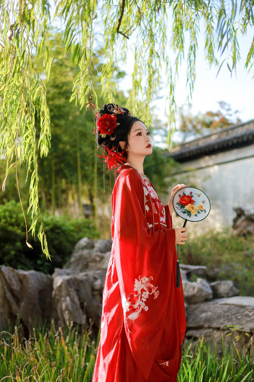 红裙映水，鬓边牡丹，是江南的秋光入了画。