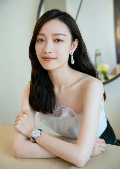 - 倪妮佝偻背影火了：卸下光环的真实，比精