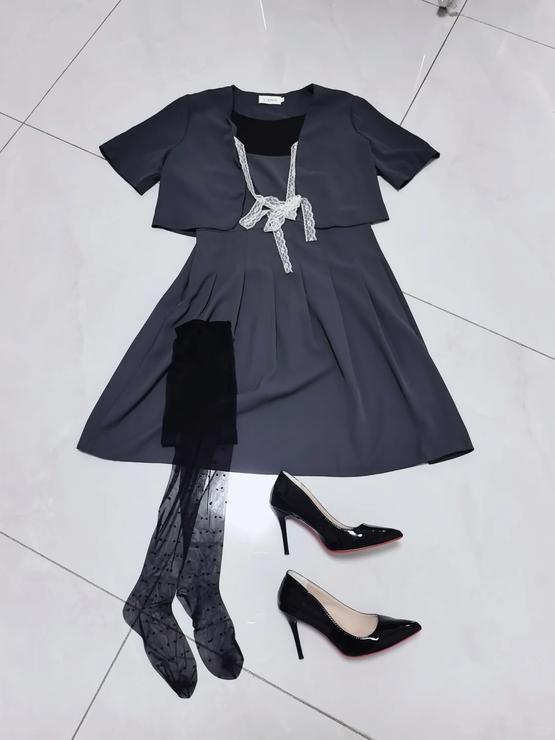 职场轻熟风｜灰调套装+波点丝袜的小心机