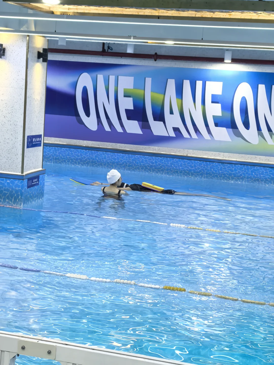 广州游泳女教练，01 年游泳女教练