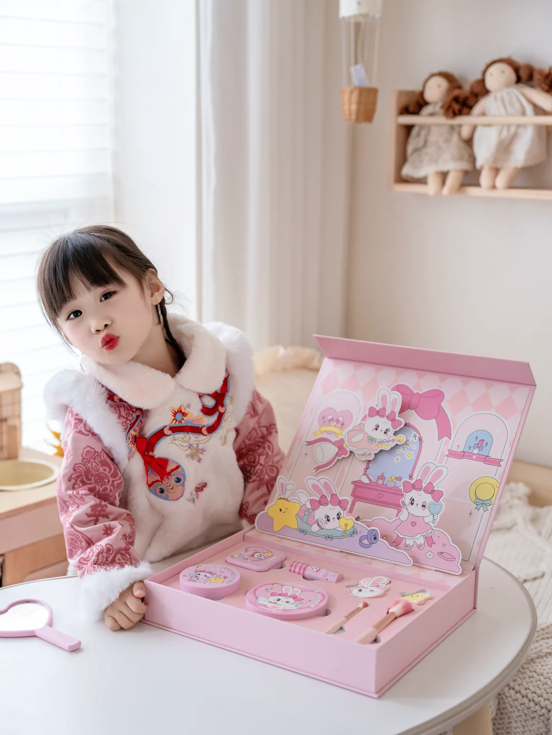 娃的爱美初体验，这套儿童彩妆我能吹爆它！