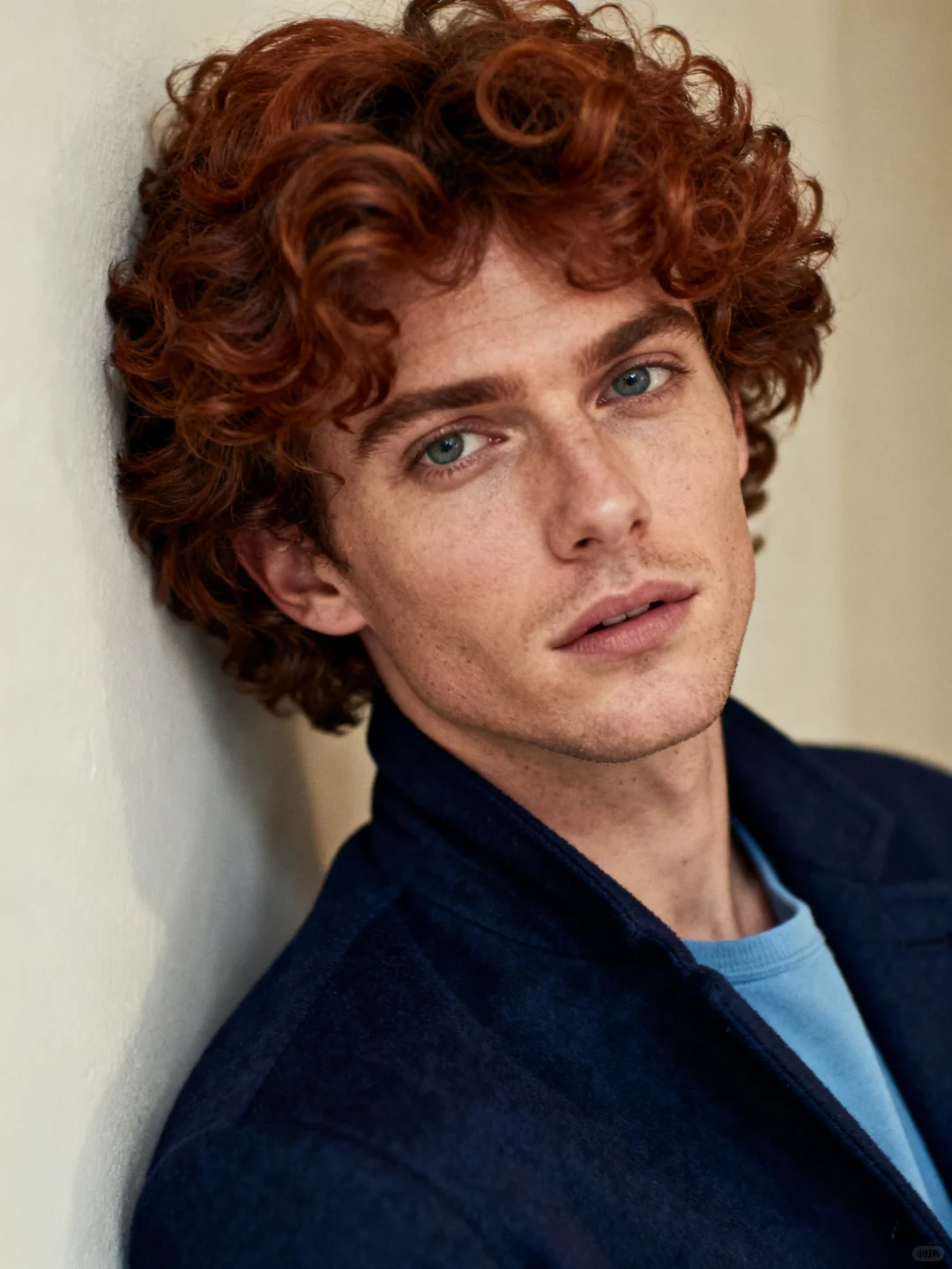 红棕卷发+浅墙，复古温柔感直接戳中审美！