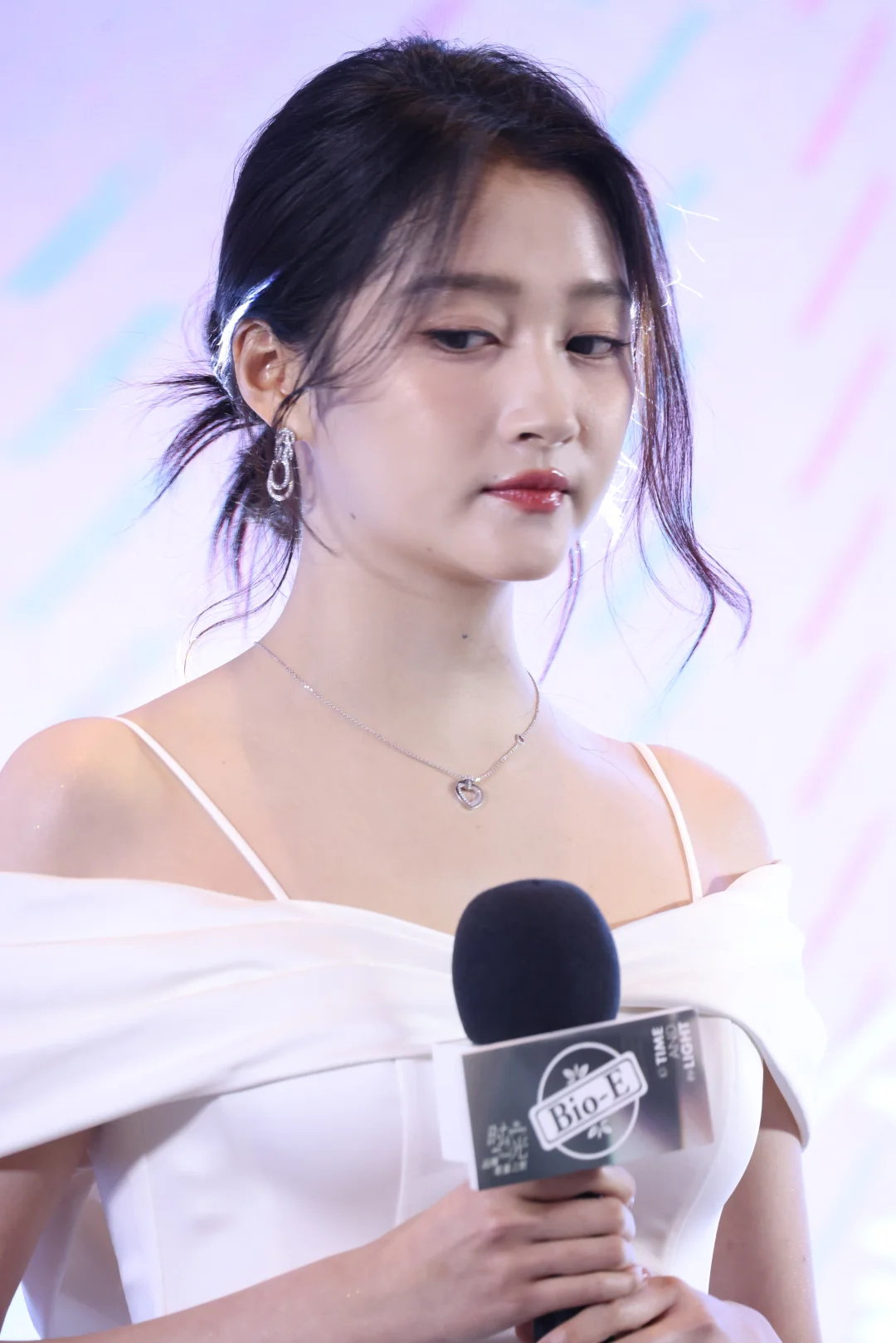 关晓彤活动生图，一字肩吊带裙身材比例惊人