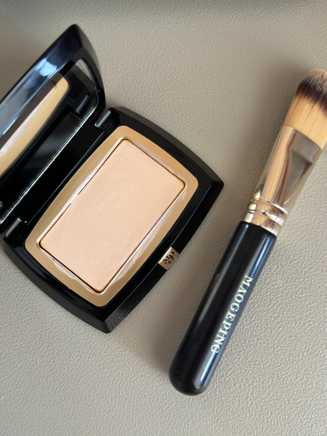 扁平脸的低饱和亚裔小猫骨相感妆容