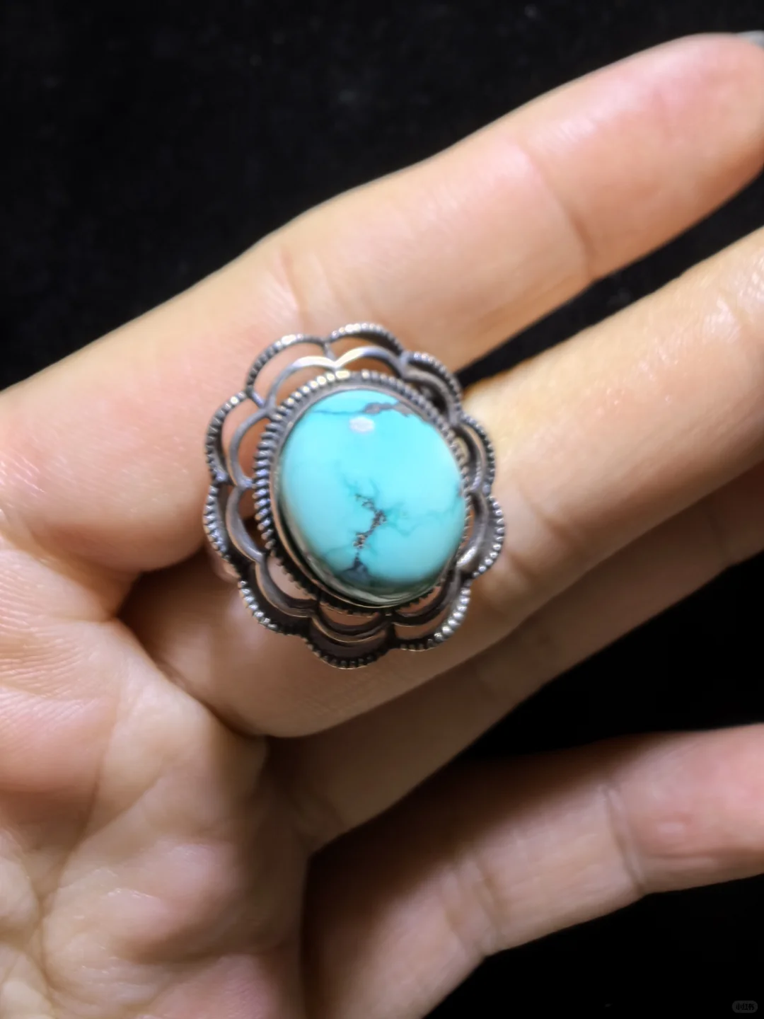 纯天然松石戒指男女款，瓷度密度较高，湖绿