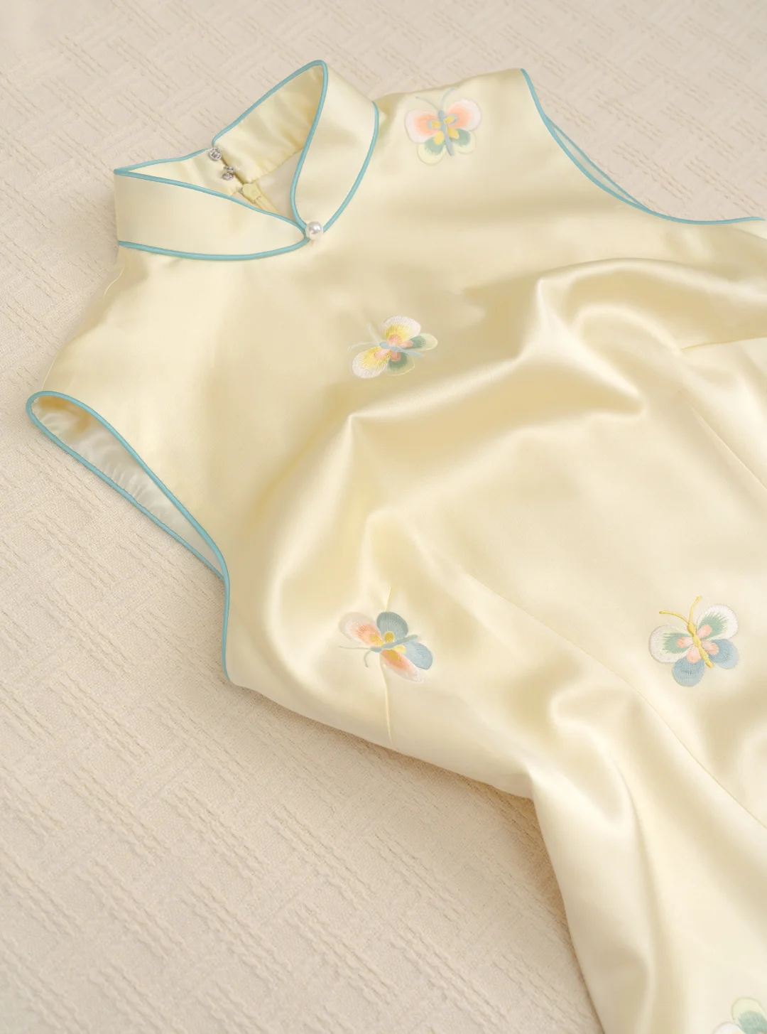 奶fufu的鹅黄小蝴蝶旗袍~