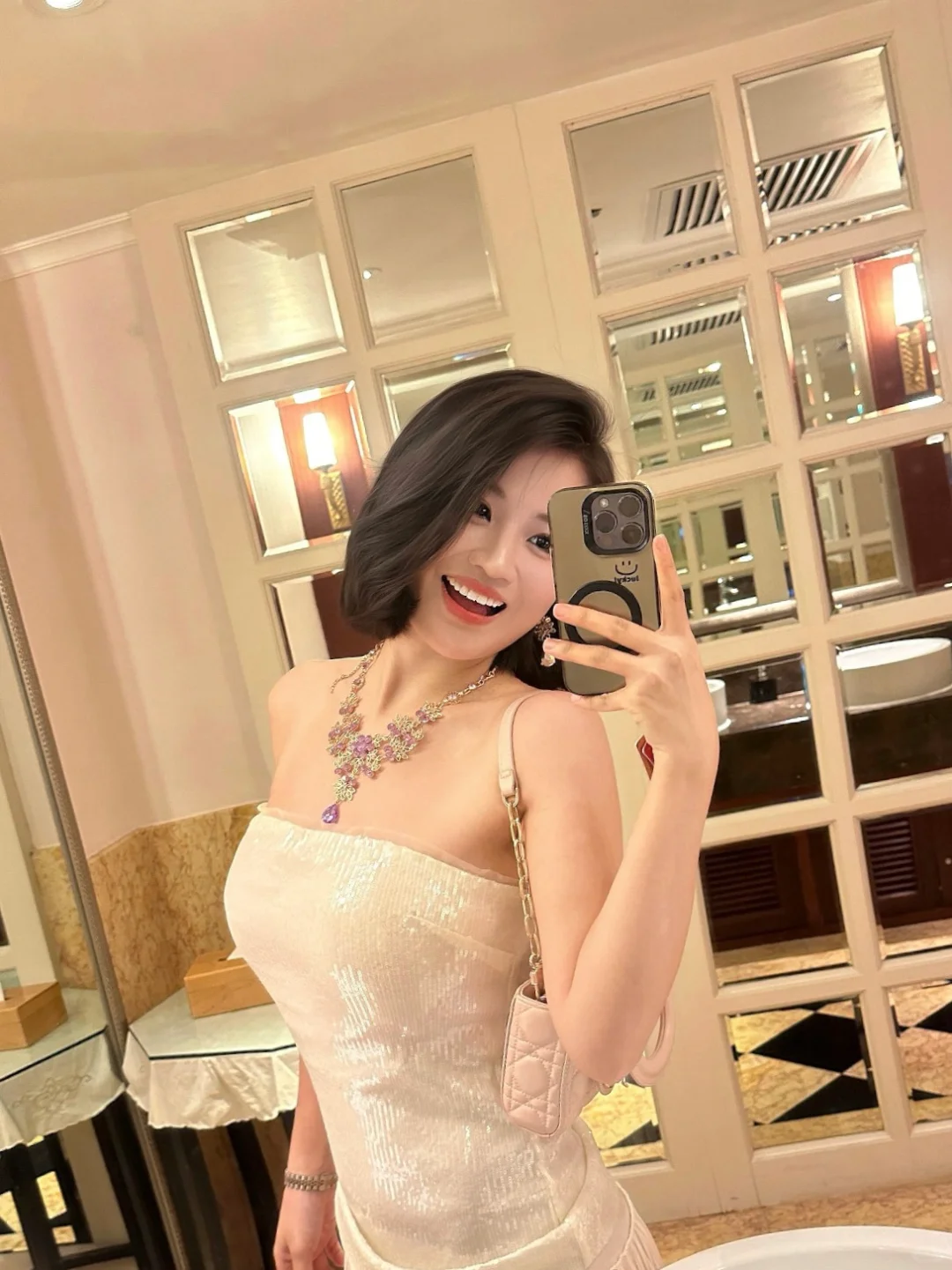 精致短发俏佳人