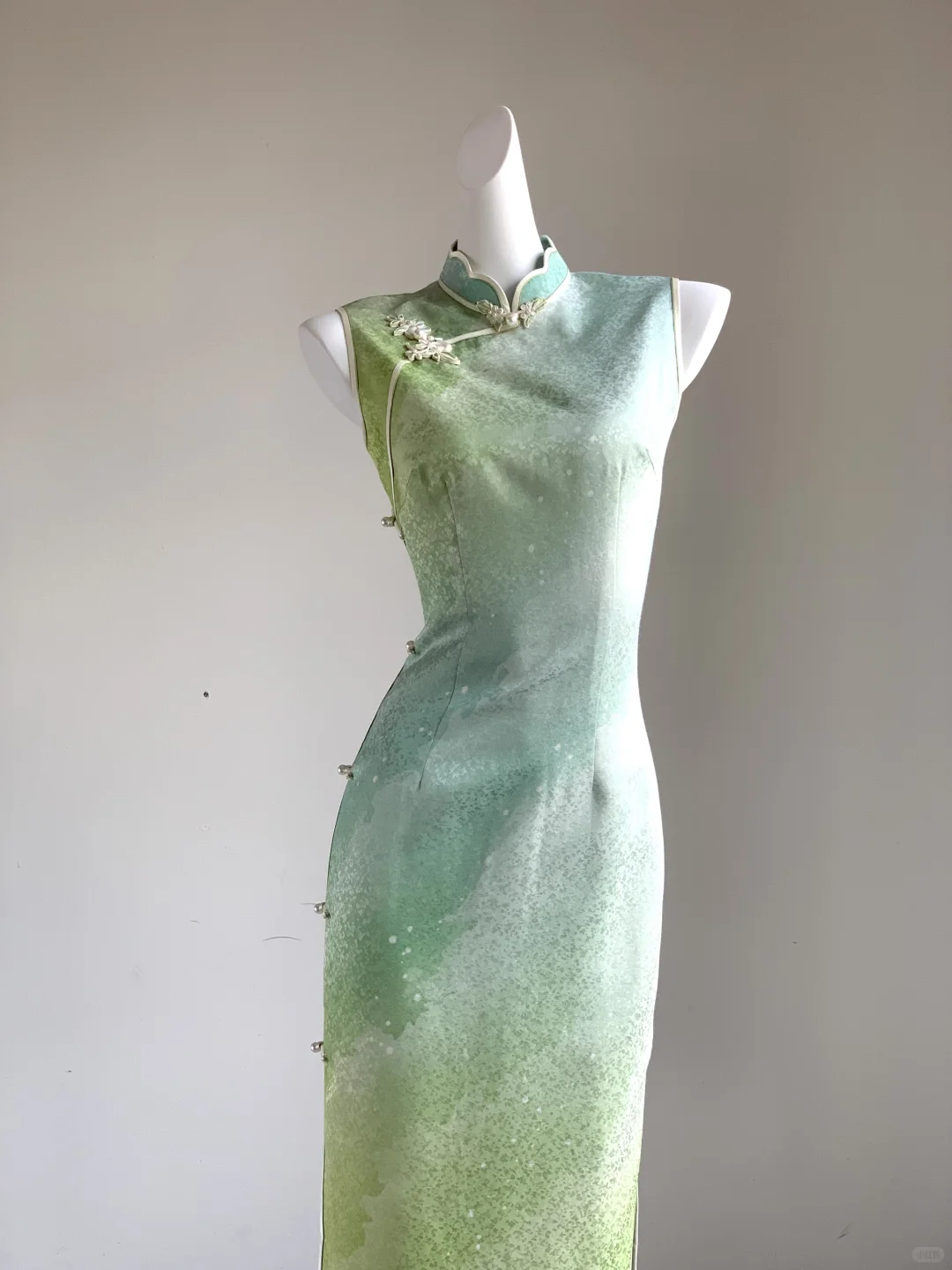 这件旗袍像是不经意打翻的青苹果汁🍏