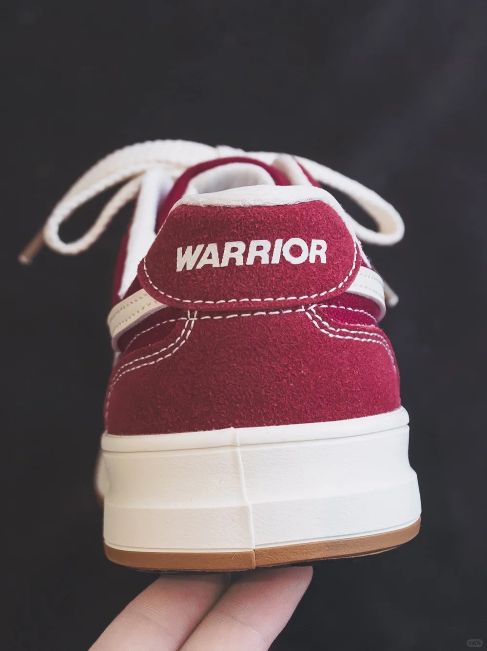 复古酒红板鞋，一键拿捏秋冬氛围感！