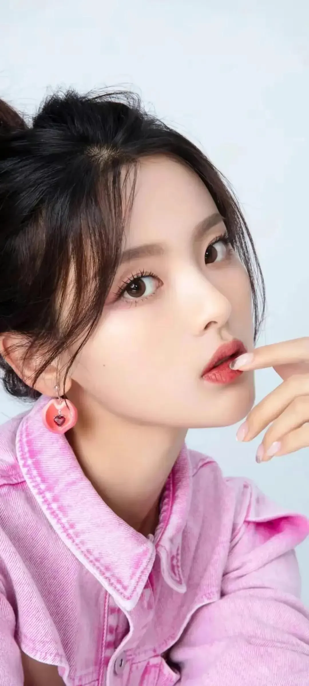 杨超越红毯憋笑！脸和身材都开挂✨