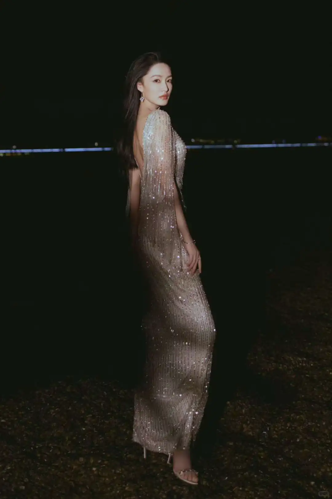 李沁 碎钻月光裙 开衩露美腿