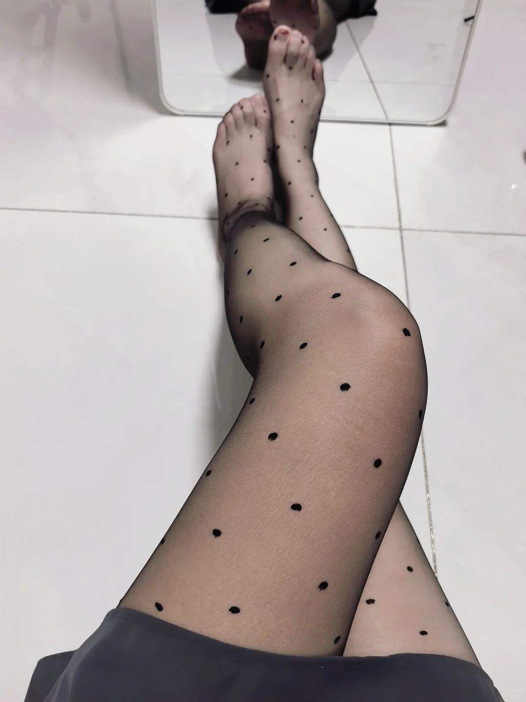 职场轻熟风｜灰调套装+波点丝袜的小心机