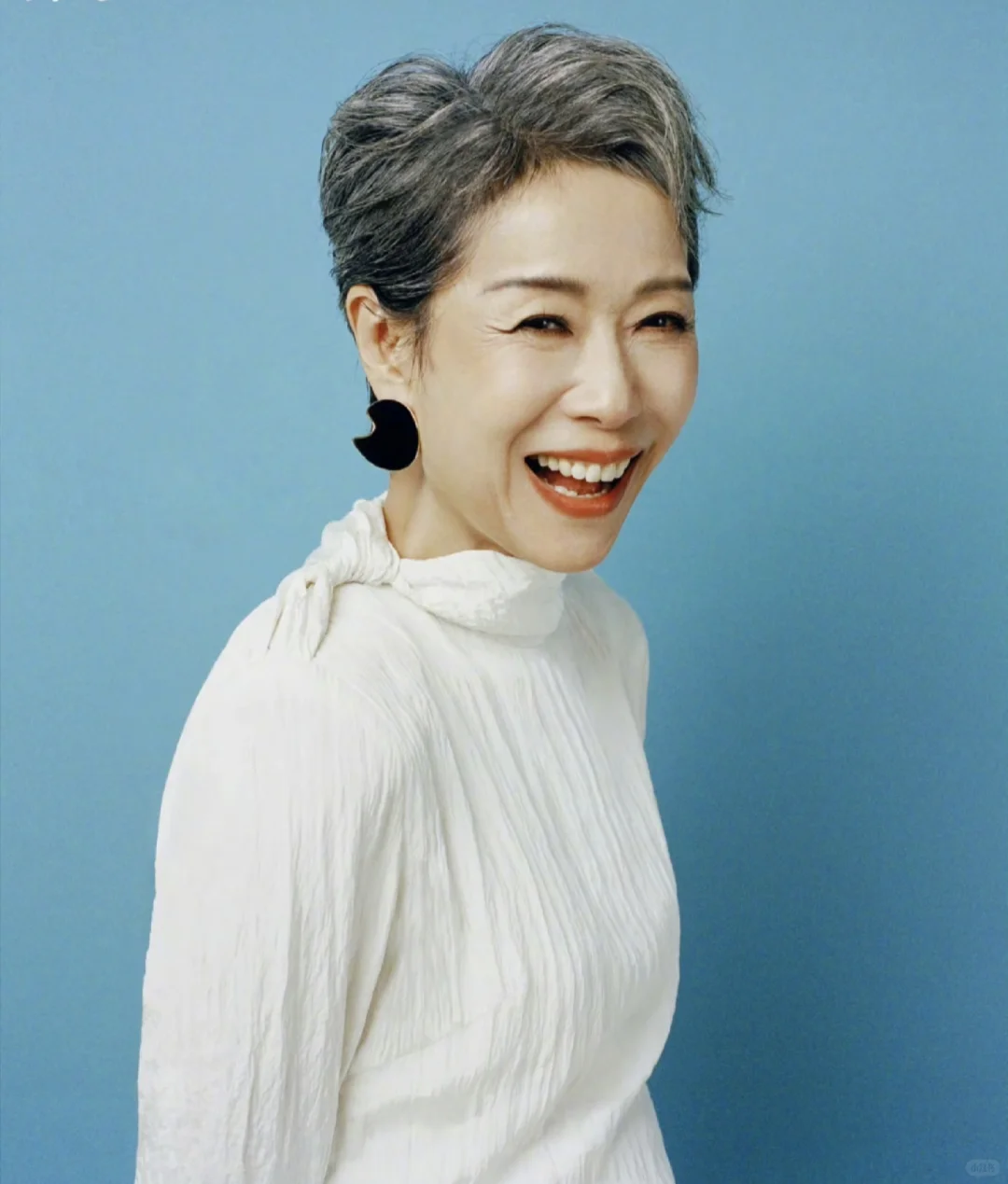 叶童：从许仙到乘风姐姐，62岁活成银发超模