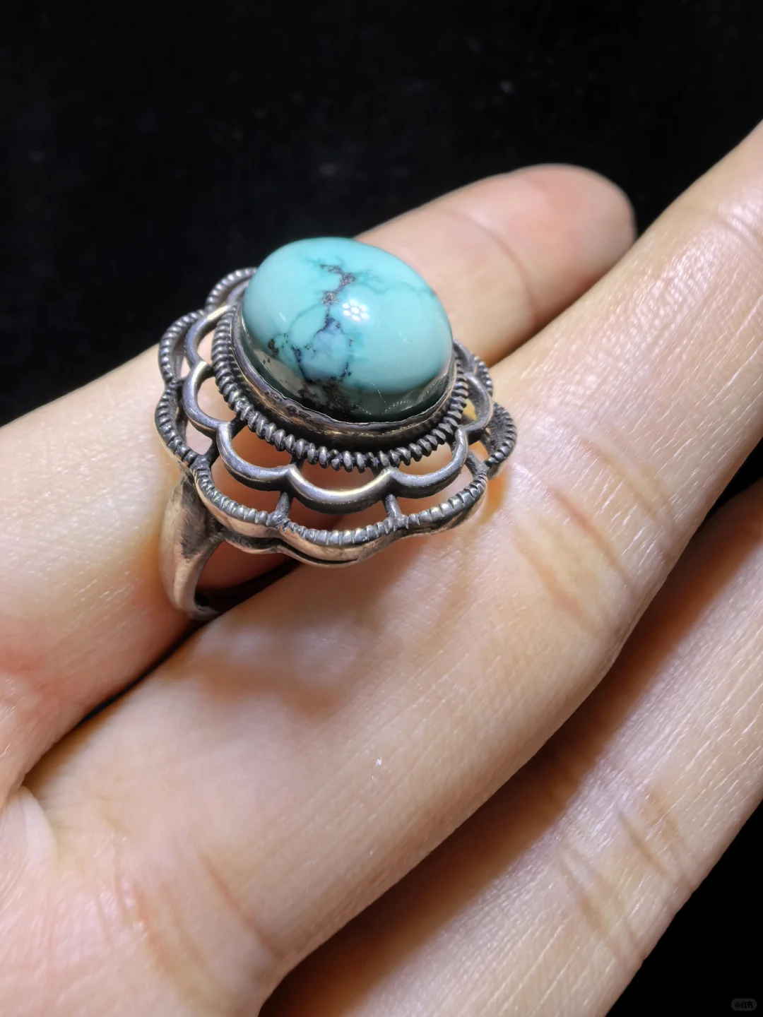 纯天然松石戒指男女款，瓷度密度较高，湖绿