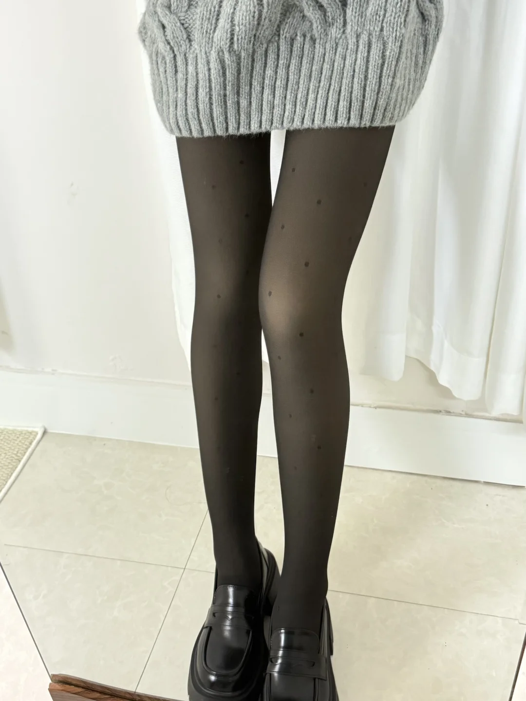 辣妹不惧寒冬！波点裤袜给我锁死！🔥