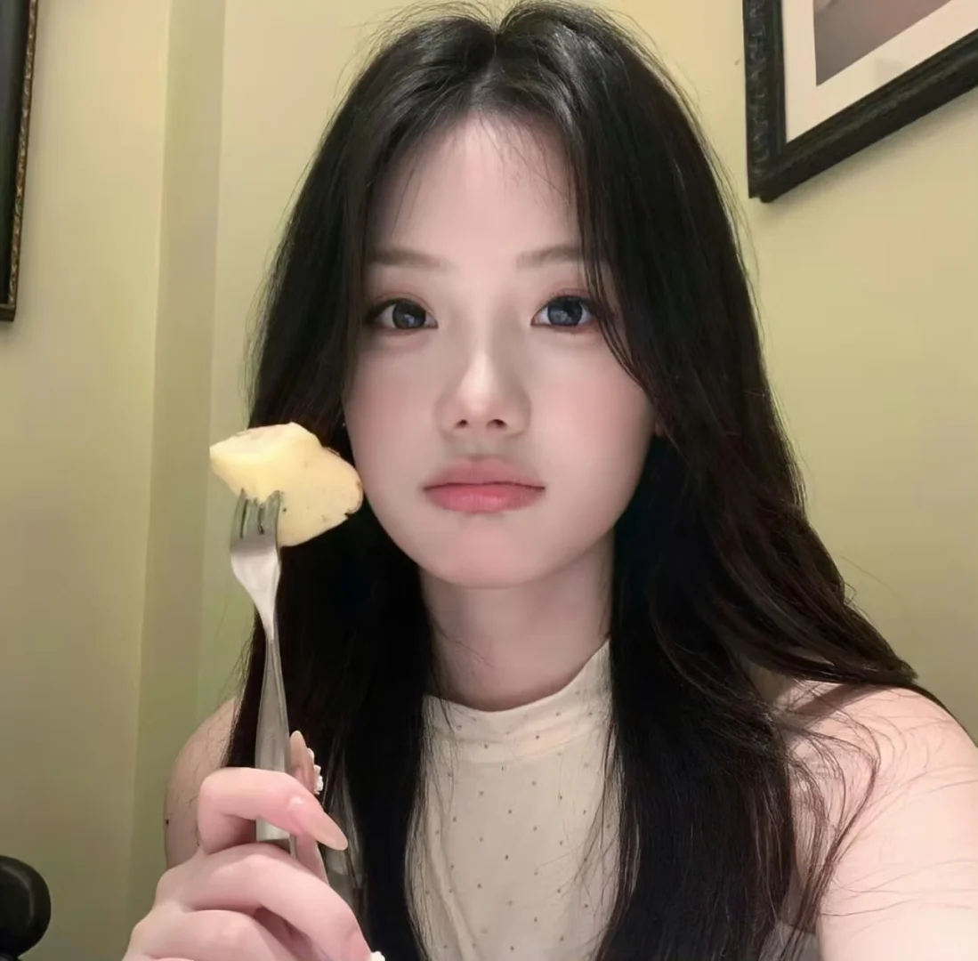 𝙒𝙚𝘾𝙝𝙖𝙩｜美女会用的头像