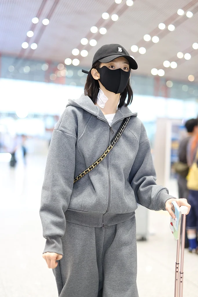 张艺凡灰色运动套装休闲时尚又舒适