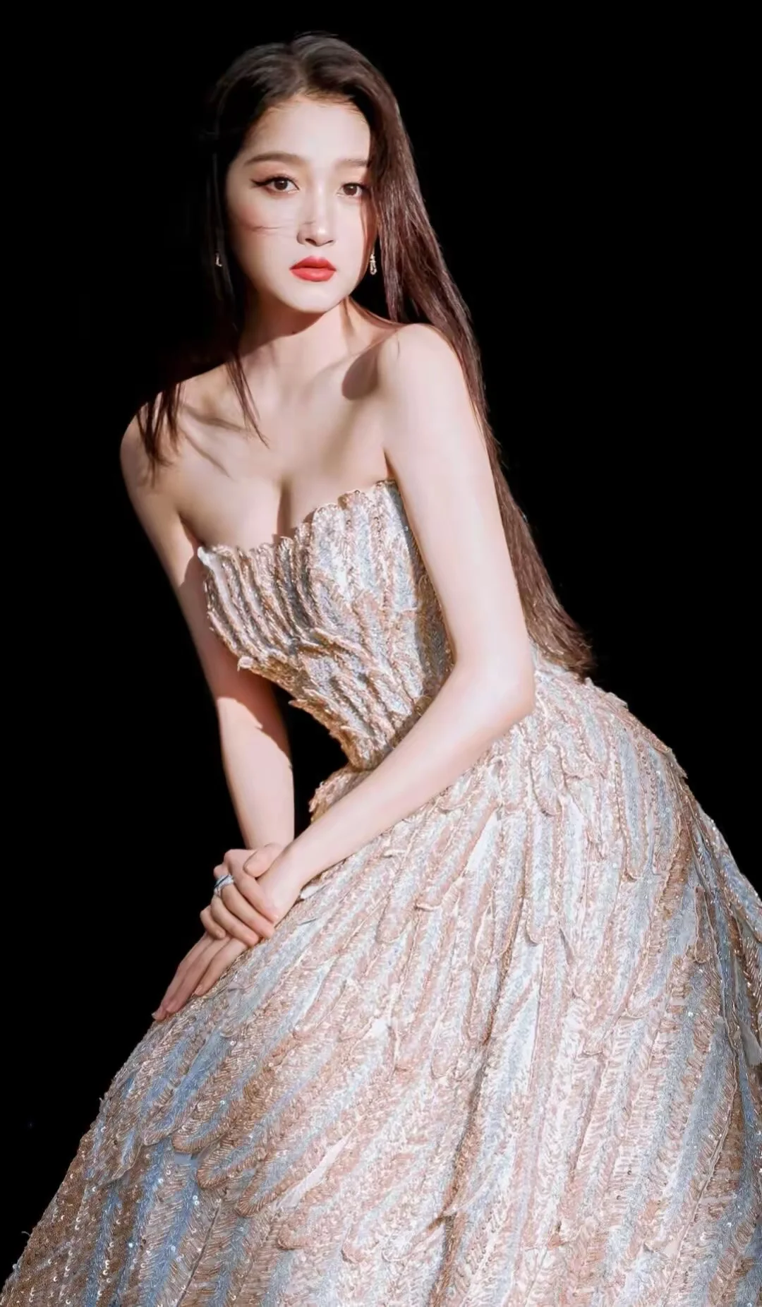 关晓彤:长发及腰，腿长及腰，胸哪去了？