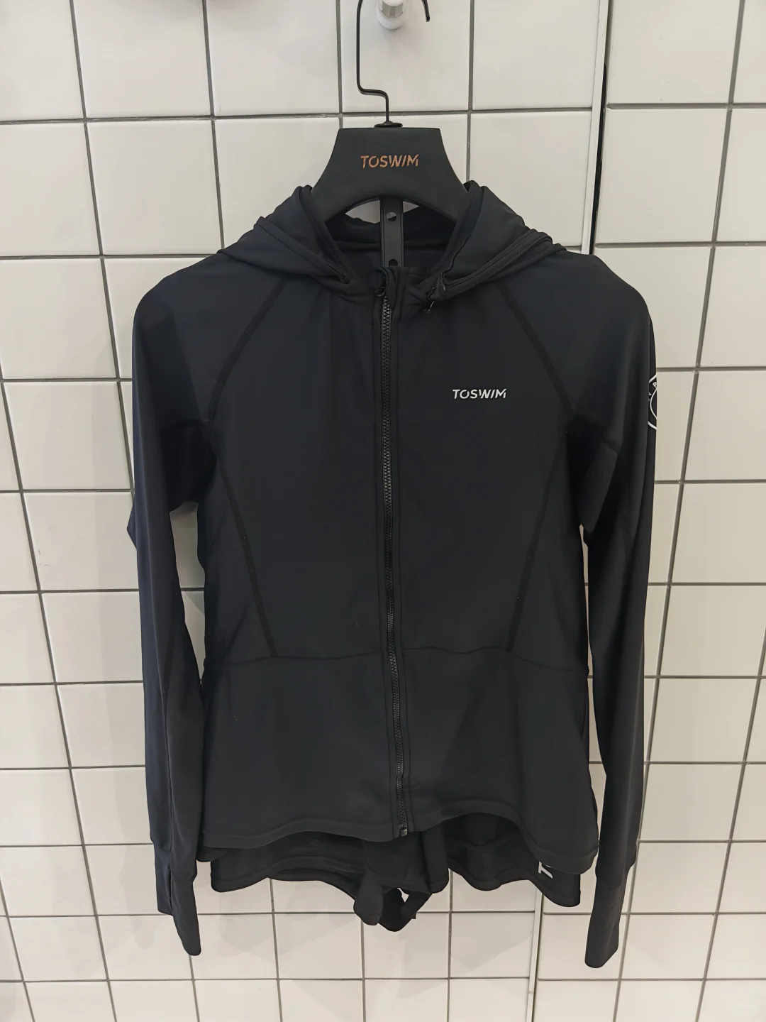 好看的泳衣当然要和好看的人分享啦🌷