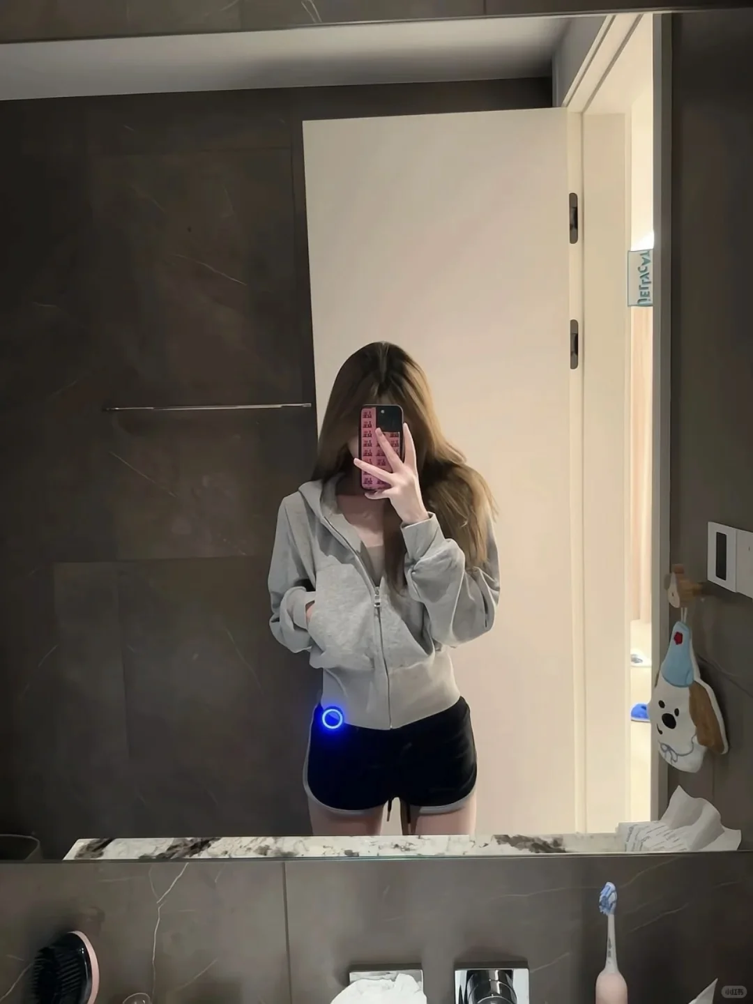 这件白灰色连帽短外套简直是显腰神衣！