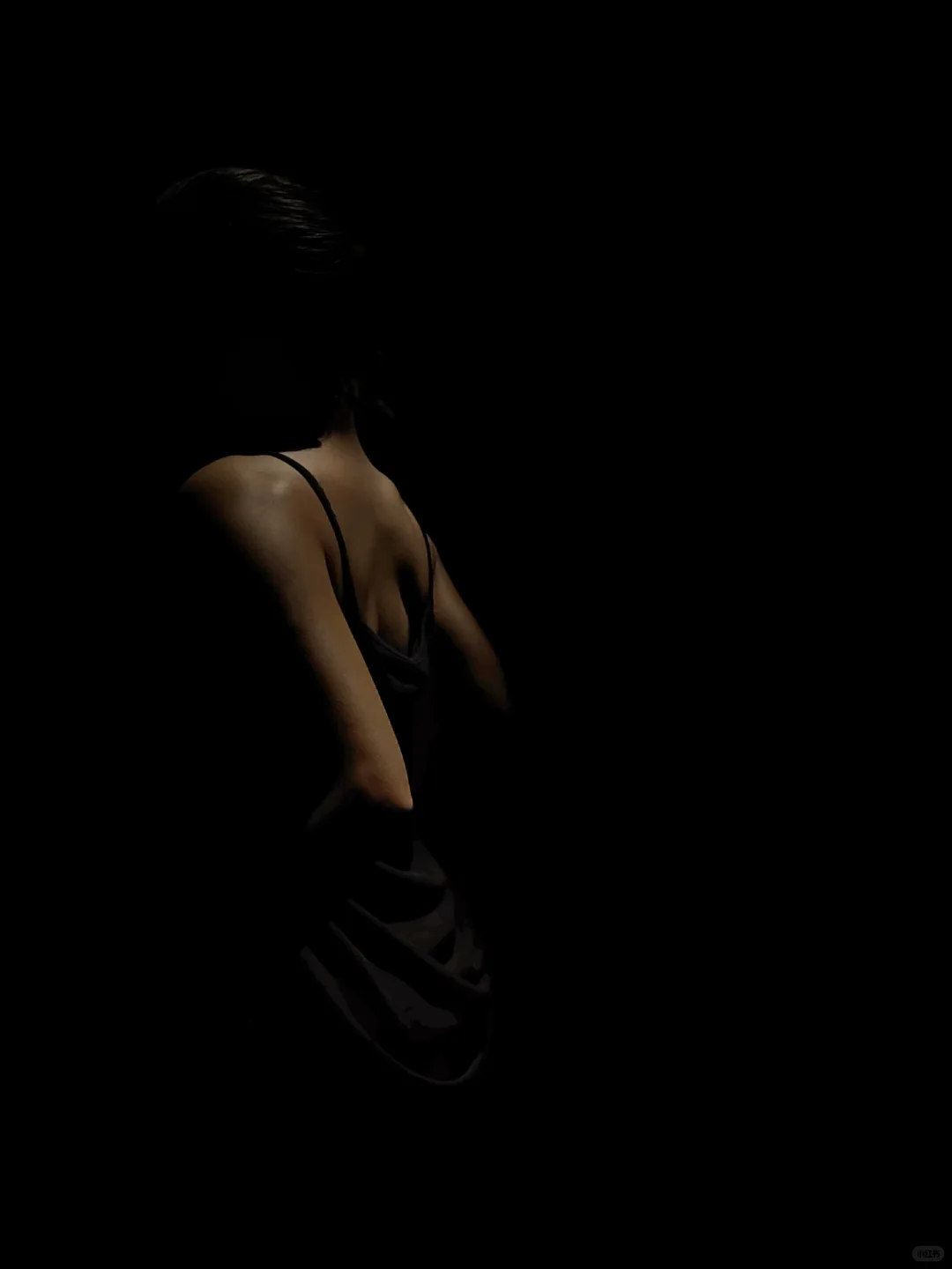 当光穿过运动的线条，黑暗便有了形状