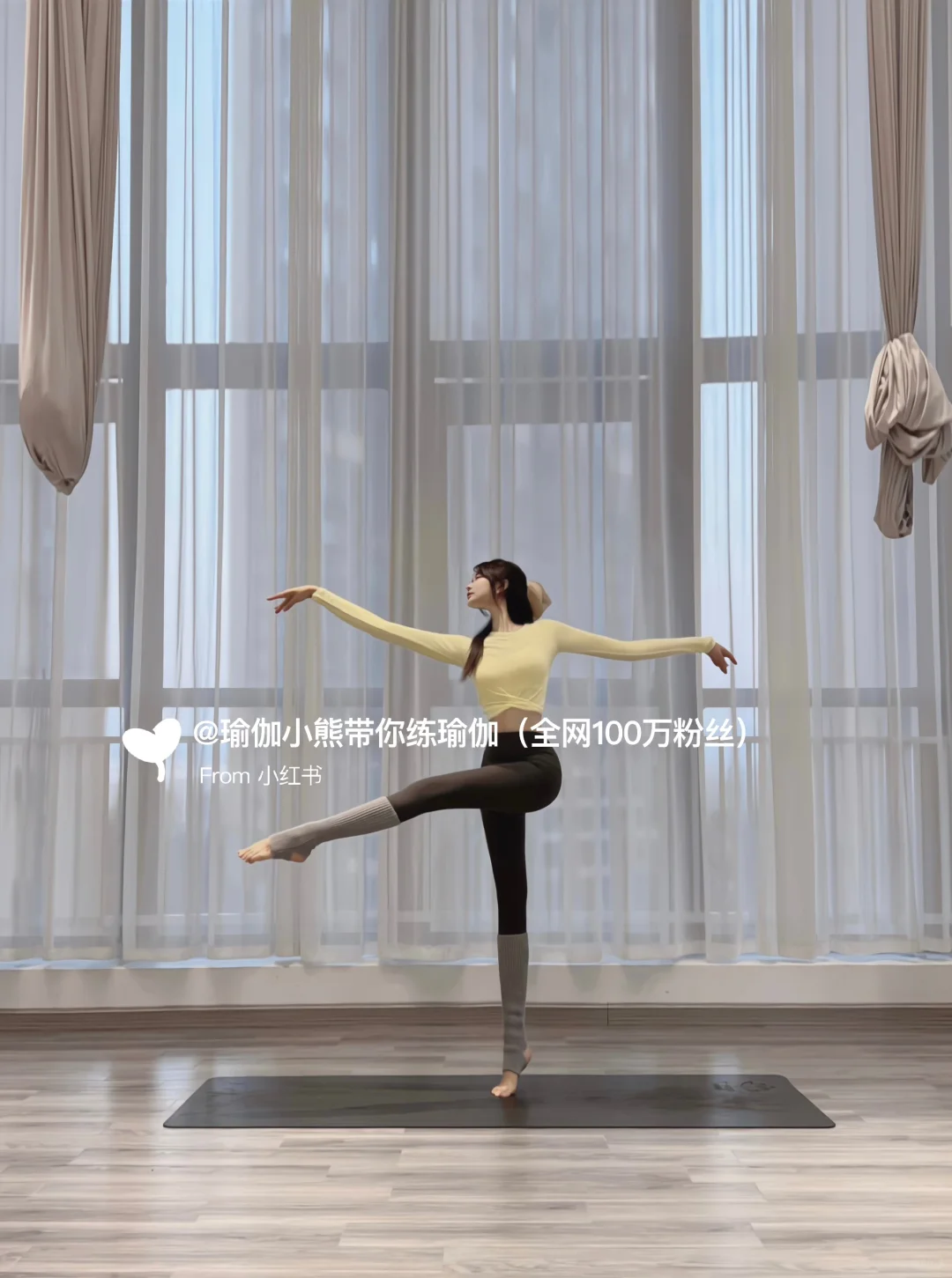 瑜伽拍照巨出片！交叉衫锁死