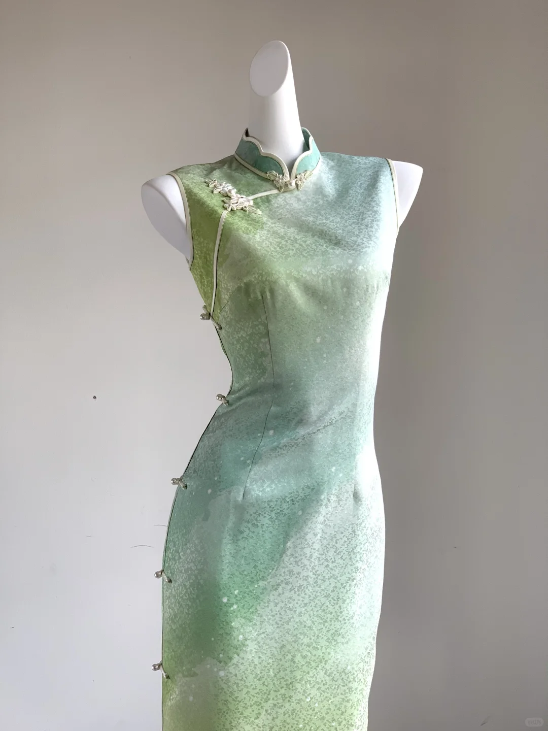 这件旗袍像是不经意打翻的青苹果汁🍏